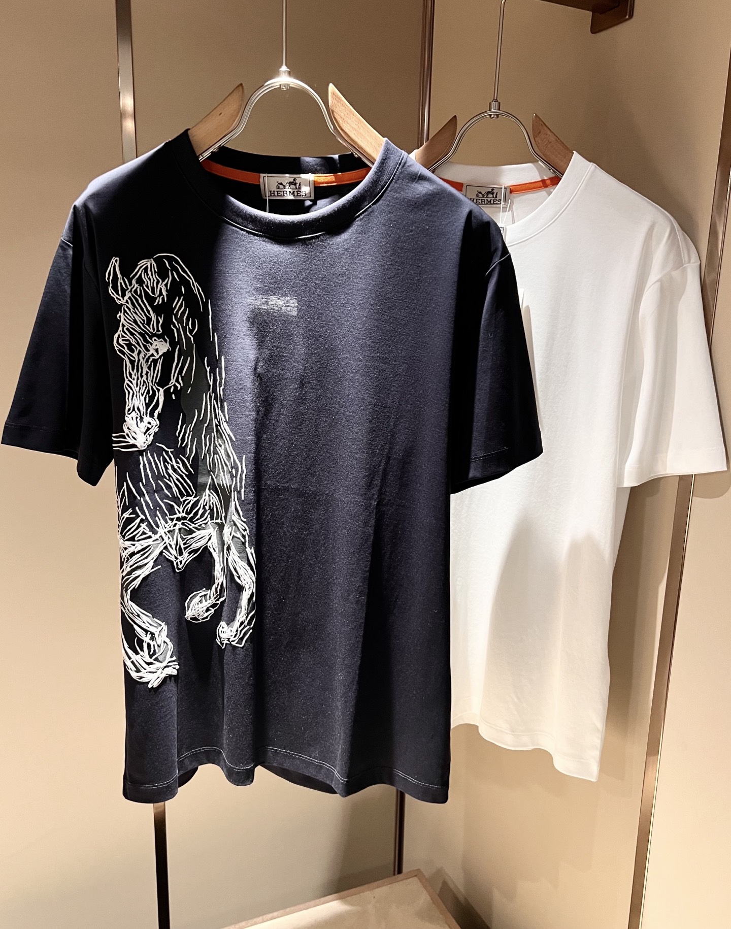 NO:456902,Her*mes 2025 spring and summer new men's short-sleeved T-shirt, a new upgraded versatile basic style, low-key and luxurious, and a choice of character!  Select high-quality and selected pure cotton fabrics!  Created, enjoy a relaxed and comfortable wearing experience, with super vertical performance, and has a strong sense of art. The iconic logo printing craftsmanship is designed with meticulous craftsmanship and high recognition, showing the new brand micro-label culture!  Classic perfect layout design, precise and in place for cutting. Simple and atmospheric style, and can show fashionable charm in daily leisure life. Size M-3XL, T-shirt,tees, t-shirt,alexander wang19860909Her*mes爱*仕2025春夏新款男士短袖T恤,全新升级百搭基础款,低调奢华,品格之选！甄选优质精选纯棉面料！打造而成,享受轻松自在的穿着体验,有着超强的垂直性能 艺术感极强标志性logo印花工艺设计,工艺细致,辨识度极高,展现全新品牌微标文化！经典完美版型设计,在裁剪上精准到位.简约大气风格,又能在日常休闲生活中展现时尚魅力.尺码M-3XL,,T-shirt,tees，t-shirt,alexander wang,Men's clothing