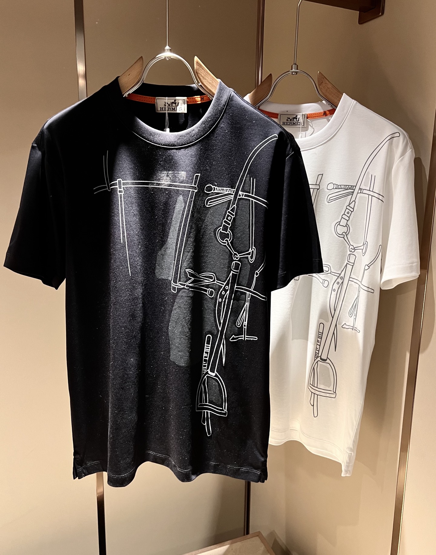 NO:456896,Her*mes 2025 spring and summer new men's short-sleeved T-shirt, a brand-new upgraded versatile basic style, low-key and luxurious, and a choice of character!  Select high-quality and selected pure cotton fabrics!  Created, enjoy a relaxed and comfortable wearing experience, with super vertical performance, and has a strong sense of art. The iconic logo printing craftsmanship is designed with meticulous craftsmanship and high recognition, showing the new brand micro-label culture!  Classic perfect layout design, precise and in place for cutting. Simple and atmospheric style, and can show fashionable charm in daily leisure life. Size M-3XL, T-shirt,tees, t-shirt,alexander wang19860909Her*mes爱*仕2025春夏新款男士短袖T恤,全新升级百搭基础款,低调奢华,品格之选！甄选优质精选纯棉面料！打造而成,享受轻松自在的穿着体验,有着超强的垂直性能 艺术感极强标志性logo印花工艺设计,工艺细致,辨识度极高,展现全新品牌微标文化！经典完美版型设计,在裁剪上精准到位.简约大气风格,又能在日常休闲生活中展现时尚魅力.尺码M-3XL,,T-shirt,tees，t-shirt,alexander wang,Men's clothing