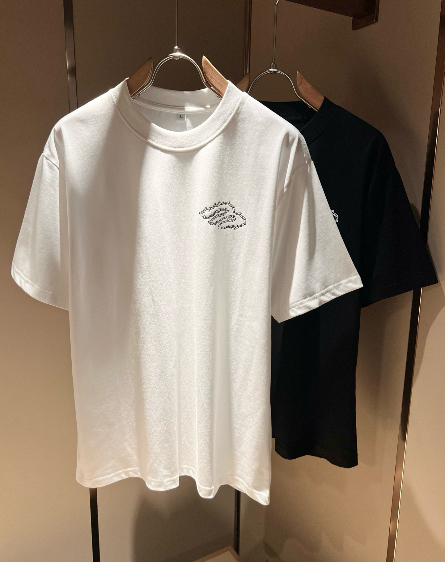 NO:461232,BALENCI*GA Paris* Home 2025 Spring and Summer New Men and Women's Same Short-Sleeve T-shirt!  Fashionable casual short-sleeved T-shirt with catwalk pattern prints!  Design logo glue pressing design!  The most designed and selected customer-supplied 260g pure cotton fabric, which feels soft and skin-friendly, is comfortable and breathable, and you can’t picky about the real thing!  Loose, small, shoulder-dead round neck cut, genderless couple mixed styles, opening up a new fashion charm!  Differentiate the market version of the high-end custom series!  Size M-4XL, balenciaga, T-shirt,tees, t-shirt,alexander wang19860909BALENCI*GA巴黎*家 2025春夏新款男女同款短袖T恤！走秀图案印花时尚休闲短袖T恤衫！设计logo压胶设计！极具设计精选客供260g纯棉面料,手感柔软亲肤,着身舒适透气性都无法挑剔,实物绝对会让你爱不释手！宽松小落肩的圆领版型裁剪,无性别主义的情侣混穿款式,打开全新的时装新韵味！区别市场版本高定系列！尺码M-4XL,,balenciaga,T-shirt,tees，t-shirt,alexander wang,Men's clothing