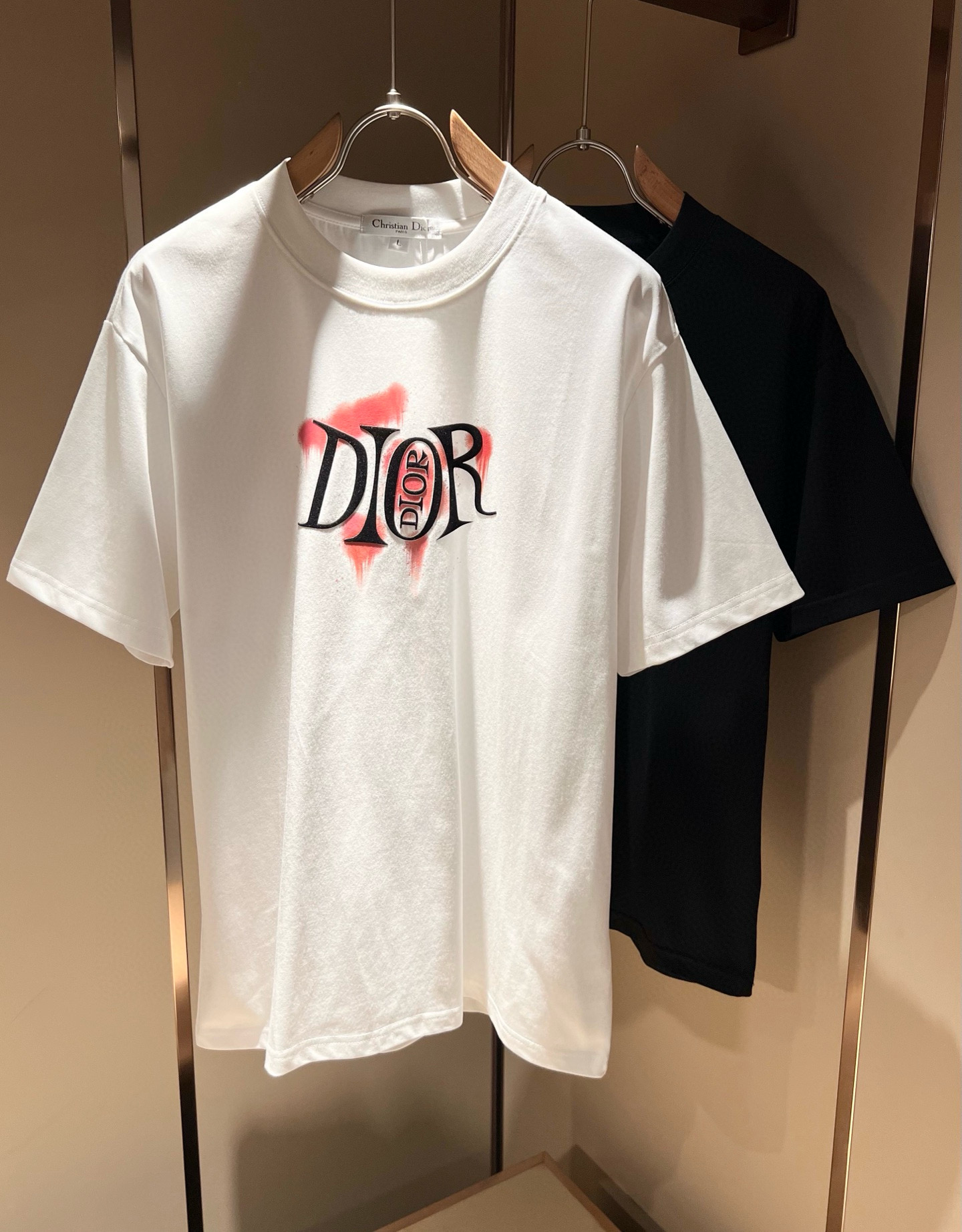 NO:456905,Dio*Dijia 2025 spring and summer new short-sleeved T-shirt for men and women, and the counter is available at the same time!  Customized exclusive 260g pure cotton fabric, customized original craft threads, chest logo pattern velvet craft design!  Simple and generous, calm and versatile, extremely high-end, perfectly integrated with fashion and style, a top fashionable style that perfectly suits the outside wear!  The overall feeling is natural!  The ultimate classic versatile short-sleeved T-shirt is designed with the latest three-dimensional letter logo print elements!  The ultimate perfection of heavy industry!  Fans who pursue high quality are please buy them by themselves, and all fans who know the goods are invited to appreciate this model together!  !  Color black white Size M-4XL,,dior,dior,T-shirt,tees,t-shirt,alexander wang19860909Dio*迪家 2025春夏新款男女同款短袖T恤,专柜同步发售！定制专属260克纯棉面料,定制原版工艺螺纹,胸前logo图案压绒工艺设计！简约大方,从容百搭,档次极高,完美融入时尚还有风情感一款完美符合外穿的顶尖时髦气质款！整体给人浑然天成的感觉！极致经典的百搭型短袖T恤,采用最新的立体字母logo印花元素设计！极致的重工极致的完美！追求高品质的粉丝们请自行抢购,诚邀所有识货的粉丝一同鉴赏此款！！颜色黑色 白色 尺码M-4XL,,dior,dior,T-shirt,tees，t-shirt,alexander wang,Men's clothing