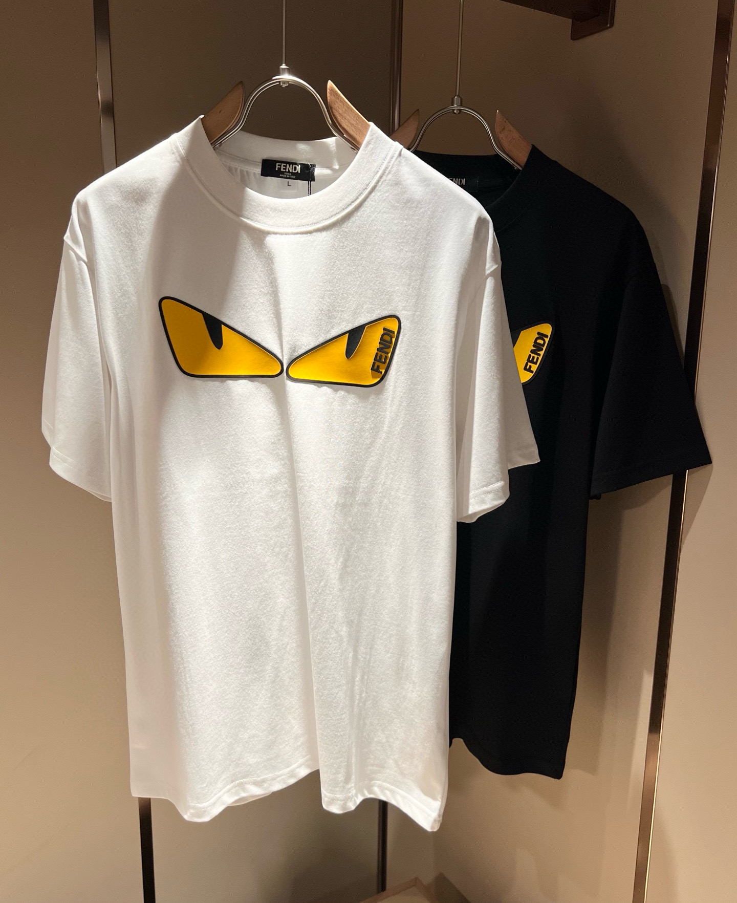 NO:456913,FEN*I FEN*Di's new spring and summer 2025 FD family FF men and women base shirt, versatile and simple short sleeves for men and women. Original Italian orders, popular FD family items, simple and pure colors. The FD family's enduring iconic products, high-quality products with full representation and full specifications, and high-quality products that all FD fans are worth buying!  Pure Yidian channel orders, high-end and popular products from the FD family, very popular items at the moment, and iconic letter logo pattern glue-on modification!  High-end goods worth keeping and giving away to others!  It is trendy and beautiful, with a full sense of trendy atmosphere, and has a very high level and specifications. It uses a very classic black and white color combination, giving people a strong visual impact and has a very high recognition. It is top-quality exclusive pure cotton fabric, created with a soft, delicate and comfortable touch, and has a very high-end and classy appearance!  Perfectly interprets the charm of the brand and leaves a deep impression. It is more fashionable and charming. It has simple, elegant and fashionable upper body, and is even more stressful for outfits!  The inner wear alone is very delicious and beautiful scenery that cannot be ignored!  Size M-4XL, fendi,dior,T-shirt,alexander wang19860909FEN*I 芬*迪2025春夏新款FD家族FF男女同款打底衫,男女同款百搭极简短袖.意大利原厂订单,FD家族人气单品,简约纯色系打造.FD家族经久不衰的标志性臻品,代表性十足,规格感十足的精品,所有FD粉丝都值得抢购的精品！纯正意代渠道订单,FD家族的高奢人气爆款产物,当下十分火爆的单品,标志性字母logo图案压胶修饰！值得自留和送人的高端货！新潮又好看,潮流气息感十足,档次规格感极高,并且采用十分经典的的黑白双色搭配,给人的视觉冲击感相当强烈,有着极高的辨识度,顶级专属纯棉面料,打造,触感柔软细腻舒适,品相相当高级有档次！完美诠释品牌魅力,给人留下深刻印象.更具时尚与韵味,上身简约大方时尚,对于穿搭更是毫无压力！单穿内搭都极有味道,不可忽视的靓丽风景线！ 尺码M-4XL,,fendi,dior,T-shirt,alexander wang,Men's clothing