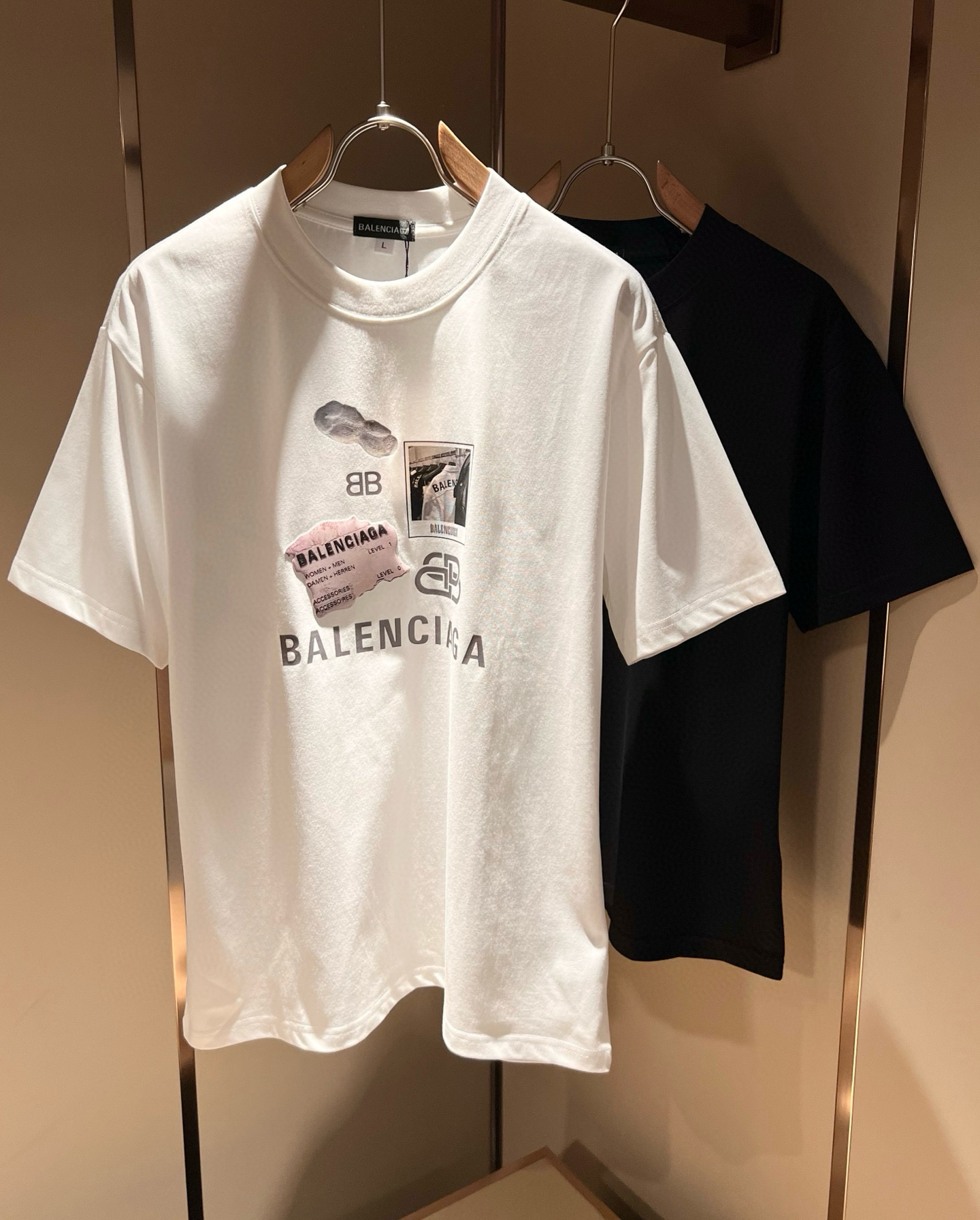 NO:456921,BALENCI*GA Paris* Home 2025 Spring and Summer New Men and Women's Same Short-Sleeve T-shirt!  Fashionable casual short-sleeved T-shirt with catwalk pattern prints!  Design logo glue pressing design!  The most designed and selected customer-supplied 260g pure cotton fabric, which feels soft and skin-friendly, is comfortable and breathable, and you can’t picky about the real thing!  Loose, small, shoulder-dead round neck cut, genderless couple mixed styles, opening up a new fashion charm!  Differentiate the market version of the high-end custom series!  Size M-4XL, balenciaga, T-shirt,tees, t-shirt,alexander wang19860909BALENCI*GA巴黎*家 2025春夏新款男女同款短袖T恤！走秀图案印花时尚休闲短袖T恤衫！设计logo压胶设计！极具设计精选客供260g纯棉面料,手感柔软亲肤,着身舒适透气性都无法挑剔,实物绝对会让你爱不释手！宽松小落肩的圆领版型裁剪,无性别主义的情侣混穿款式,打开全新的时装新韵味！区别市场版本高定系列！尺码M-4XL,,balenciaga,T-shirt,tees，t-shirt,alexander wang,Men's clothing