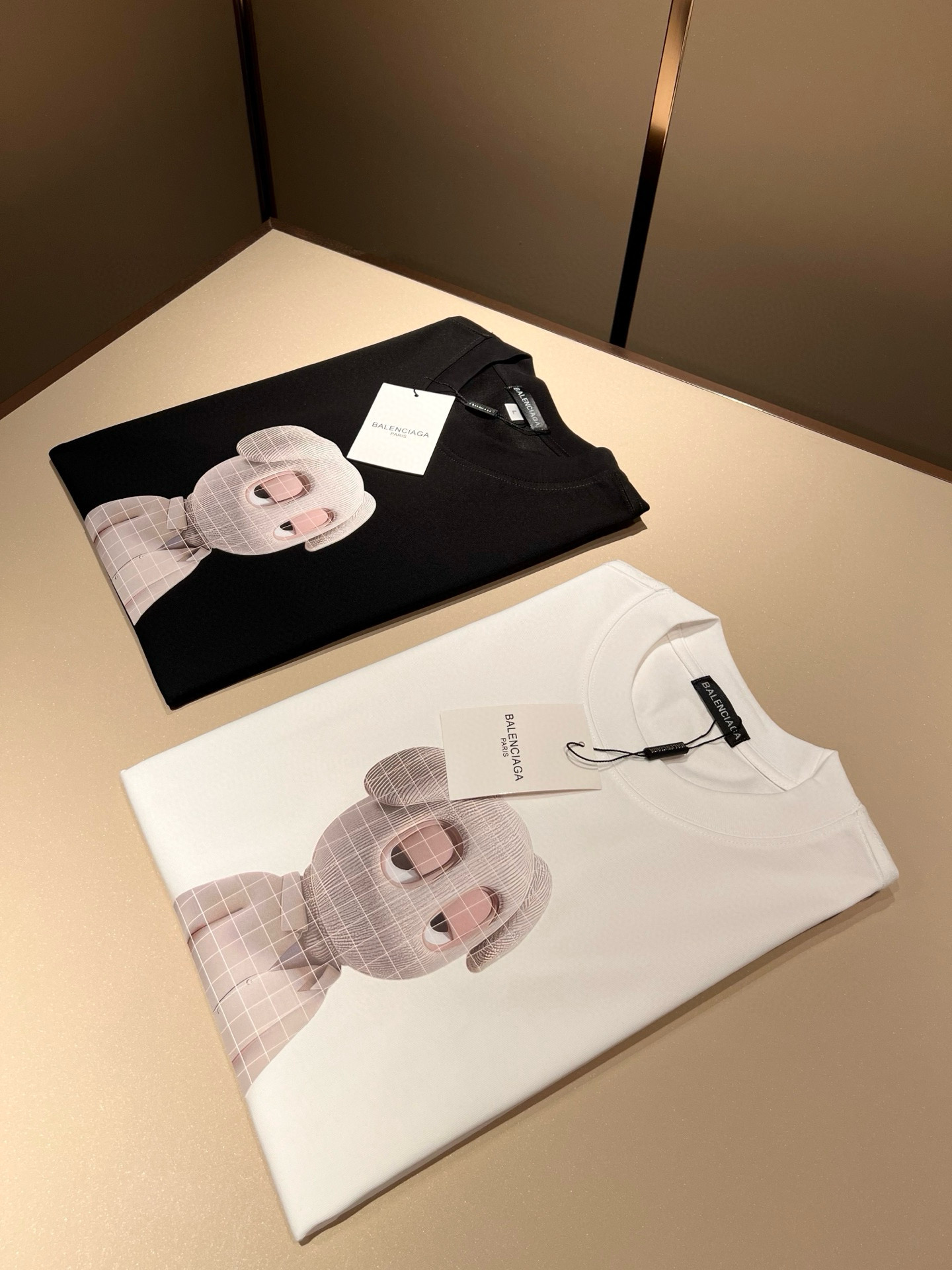 NO:456931,BALENCI*GA Paris* Home 2025 Spring and Summer New Men and Women's Same Short-Sleeve T-shirt!  Fashionable casual short-sleeved T-shirt with catwalk pattern prints!  Design logo glue pressing design!  The most designed and selected customer-supplied 260g pure cotton fabric, which feels soft and skin-friendly, is comfortable and breathable, and you can’t picky about the real thing!  Loose, small, shoulder-dead round neck cut, genderless couple mixed styles, opening up a new fashion charm!  Differentiate the market version of the high-end custom series!  Size M-4XL, balenciaga, T-shirt,tees, t-shirt,alexander wang19860909BALENCI*GA巴黎*家 2025春夏新款男女同款短袖T恤！走秀图案印花时尚休闲短袖T恤衫！设计logo压胶设计！极具设计精选客供260g纯棉面料,手感柔软亲肤,着身舒适透气性都无法挑剔,实物绝对会让你爱不释手！宽松小落肩的圆领版型裁剪,无性别主义的情侣混穿款式,打开全新的时装新韵味！区别市场版本高定系列！尺码M-4XL,,balenciaga,T-shirt,tees，t-shirt,alexander wang,Men's clothing