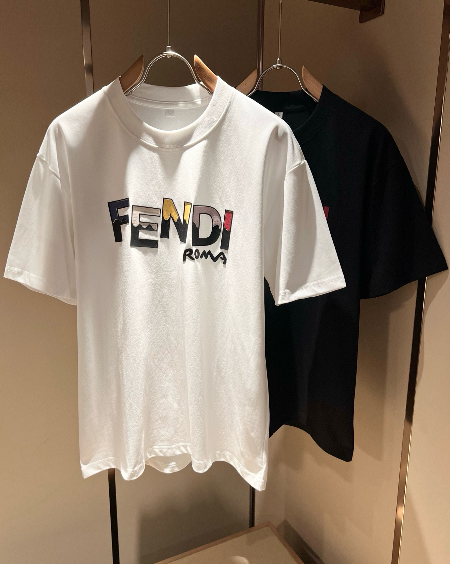 NO:458845,FEN*I FEN*Di's new spring and summer 2025 FD family FF men and women base shirt, versatile and simple short sleeves for men and women. Original Italian orders, popular FD family items, simple and pure colors. The FD family's enduring iconic products, high-quality products with full representation and full specifications, and high-quality products that all FD fans are worth buying!  Pure Yidian channel orders, high-end and popular products from the FD family, very popular items at the moment, and iconic letter logo pattern glue-on modification!  High-end goods worth keeping and giving away to others!  It is trendy and beautiful, with a full sense of trendy atmosphere, and has a very high level and specifications. It uses a very classic black and white color combination, giving people a strong visual impact and has a very high recognition. It is top-quality exclusive pure cotton fabric, created with a soft, delicate and comfortable touch, and has a very high-end and classy appearance!  Perfectly interprets the charm of the brand and leaves a deep impression. It is more fashionable and charming. It has simple, elegant and fashionable upper body, and is even more stressful for outfits!  The inner wear alone is very delicious and beautiful scenery that cannot be ignored!  Size M-4XL, fendi,dior,T-shirt,alexander wang19860909FEN*I 芬*迪2025春夏新款FD家族FF男女同款打底衫,男女同款百搭极简短袖.意大利原厂订单,FD家族人气单品,简约纯色系打造.FD家族经久不衰的标志性臻品,代表性十足,规格感十足的精品,所有FD粉丝都值得抢购的精品！纯正意代渠道订单,FD家族的高奢人气爆款产物,当下十分火爆的单品,标志性字母logo图案压胶修饰！值得自留和送人的高端货！新潮又好看,潮流气息感十足,档次规格感极高,并且采用十分经典的的黑白双色搭配,给人的视觉冲击感相当强烈,有着极高的辨识度,顶级专属纯棉面料,打造,触感柔软细腻舒适,品相相当高级有档次！完美诠释品牌魅力,给人留下深刻印象.更具时尚与韵味,上身简约大方时尚,对于穿搭更是毫无压力！单穿内搭都极有味道,不可忽视的靓丽风景线！ 尺码M-4XL,,fendi,dior,T-shirt,alexander wang,Men's clothing