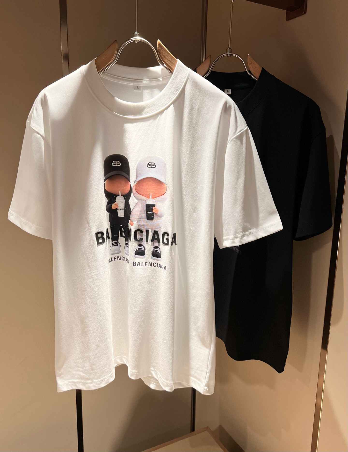 NO:458863,BALENCI*GA Paris* Home 2025 Spring and Summer New Men and Women's Same Short-Sleeve T-shirt!  Fashionable casual short-sleeved T-shirt with catwalk pattern prints!  Design logo glue pressing design!  The most designed and selected customer-supplied 260g pure cotton fabric, which feels soft and skin-friendly, is comfortable and breathable, and you can’t picky about the real thing!  Loose, small, shoulder-dead round neck cut, genderless couple mixed styles, opening up a new fashion charm!  Differentiate the market version of the high-end custom series!  Size M-4XL, balenciaga, T-shirt,tees, t-shirt,alexander wang19860909BALENCI*GA巴黎*家 2025春夏新款男女同款短袖T恤！走秀图案印花时尚休闲短袖T恤衫！设计logo压胶设计！极具设计精选客供260g纯棉面料,手感柔软亲肤,着身舒适透气性都无法挑剔,实物绝对会让你爱不释手！宽松小落肩的圆领版型裁剪,无性别主义的情侣混穿款式,打开全新的时装新韵味！区别市场版本高定系列！尺码M-4XL,,balenciaga,T-shirt,tees，t-shirt,alexander wang,Men's clothing