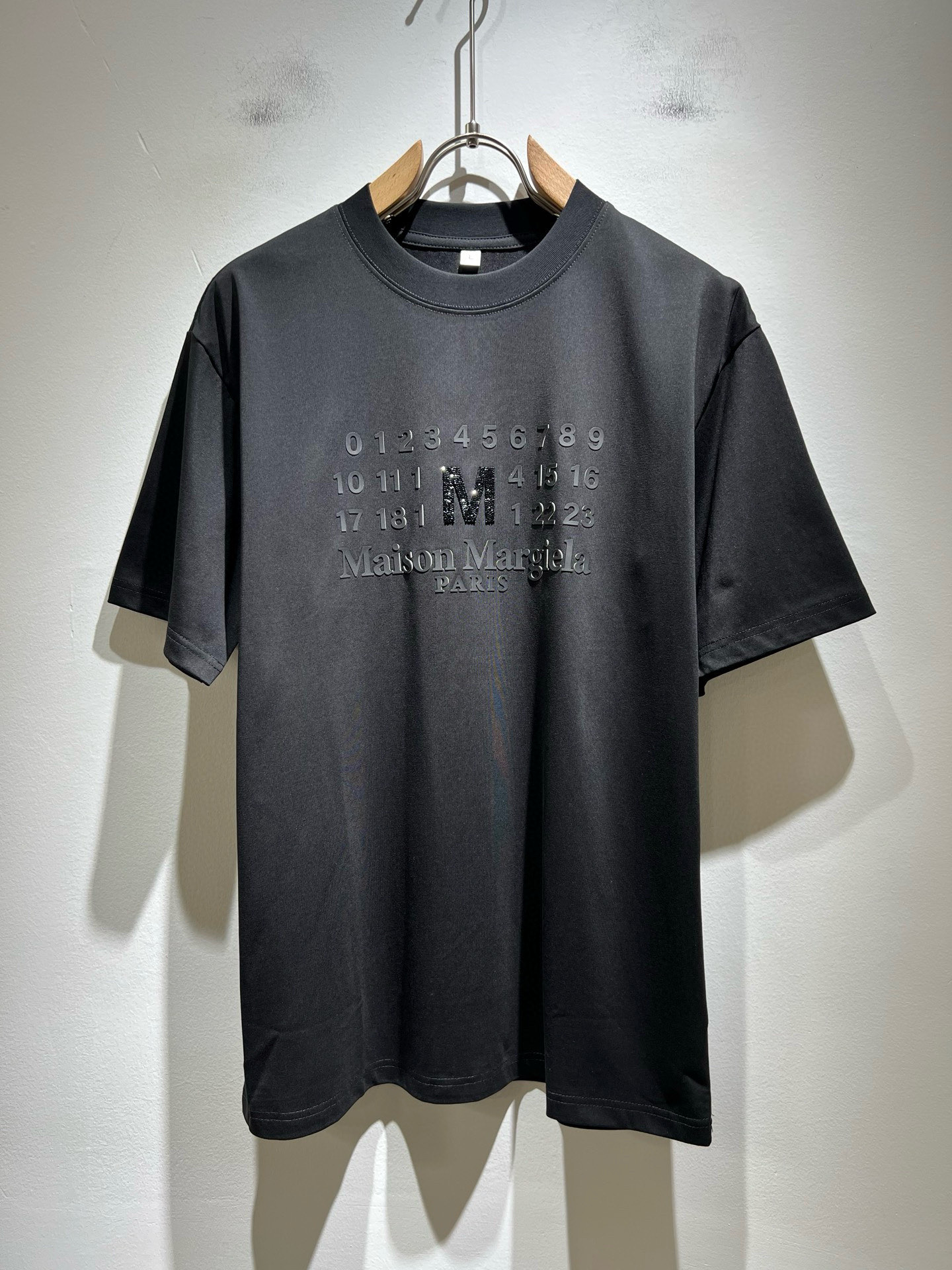 NO:456933,Maison Margiel 2025 spring and summer new short-sleeved T-shirt for men and women, and the counter is available at the same time!  Customized exclusive wash water pure cotton fabric, chest logo pattern printing design!  Simple and generous, calm and versatile, extremely high-end, perfectly integrated with fashion and style, a top fashionable style that perfectly suits the outside wear!  The overall feeling is natural!  Extremely classic versatile casual pants, customized original cotton fabric!  The ultimate perfection of heavy industry!  Fans who pursue high quality are please buy them by themselves, and all fans who know the goods are invited to appreciate this model together!  !  Size M-4XL, Masion Margiela, T-shirt,tees, t-shirt,alexander wang19860909马吉拉 maison margiel 2025春夏新款男女同款短袖T恤,专柜同步发售！定制专属洗水纯棉面料,胸前logo图案印花设计！简约大方,从容百搭,档次极高,完美融入时尚还有风情感一款完美符合外穿的顶尖时髦气质款！整体给人浑然天成的感觉！极致经典的百搭型休闲裤,定制原版纯棉面料！极致的重工极致的完美！追求高品质的粉丝们请自行抢购,诚邀所有识货的粉丝一同鉴赏此款！！尺码M-4XL,,masion margiela,T-shirt,tees，t-shirt,alexander wang,Men's clothing