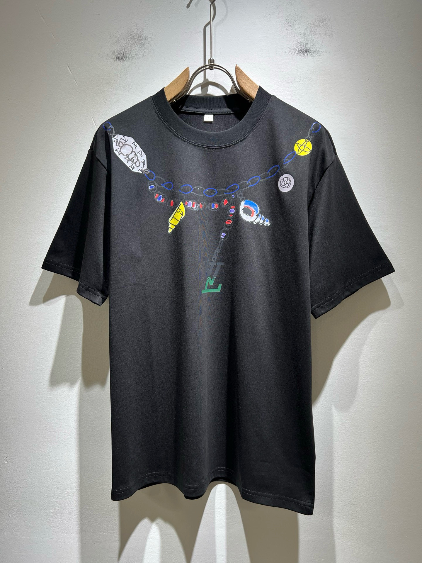 NO:456965,LouisVuitt*Louis*Deng The new series of spring and summer 2025 products are launched, a very fashionable and avant-garde short-sleeved T-shirt for men and women, with logo logo pattern and printing decoration!  Different from the past, it declares the design concept that has been passed down for many years in the brand!  Its eye-catchingness is no less than any classic style, perfectly presenting the fashionable, high-end and luxurious feeling in front of the world!  Made of imported cotton materials, selected high-quality pure cotton fabrics, soft and soft to the touch, the real thing is definitely beyond your imagination, close to the body and breathable, even if you sweat profusely, you will not feel greasy or stuffy, and will bring sweating and moisture absorption to the extreme!  Size M-4XL, louis vuitton,louis vuitton,t-shirt,tees,t-shirt,alexander wang19860909LouisVuitt*路易*登 2025春夏全新系列单品上线,非常时髦前卫的一款男女同款短袖T恤,标识logo图案印花修饰！区别于以往的不同,宣示品牌传承多年的设计理念！其吸睛度完全不亚于任何经典款式,将时髦高级感与奢华感完美呈现在世人眼前！客供进口全棉材质制成,精选优质纯棉面料,触感软糯亲肤细腻,实物到手绝对超乎你的想象,贴身无比舒适透气,即便是汗流浃背也不会有腻身及闷热感可言,将排汗吸湿性发挥到了极致！尺码M-4XL,,louis vuitton,louis vuitton,T-shirt,tees，t-shirt,alexander wang,Men's clothing