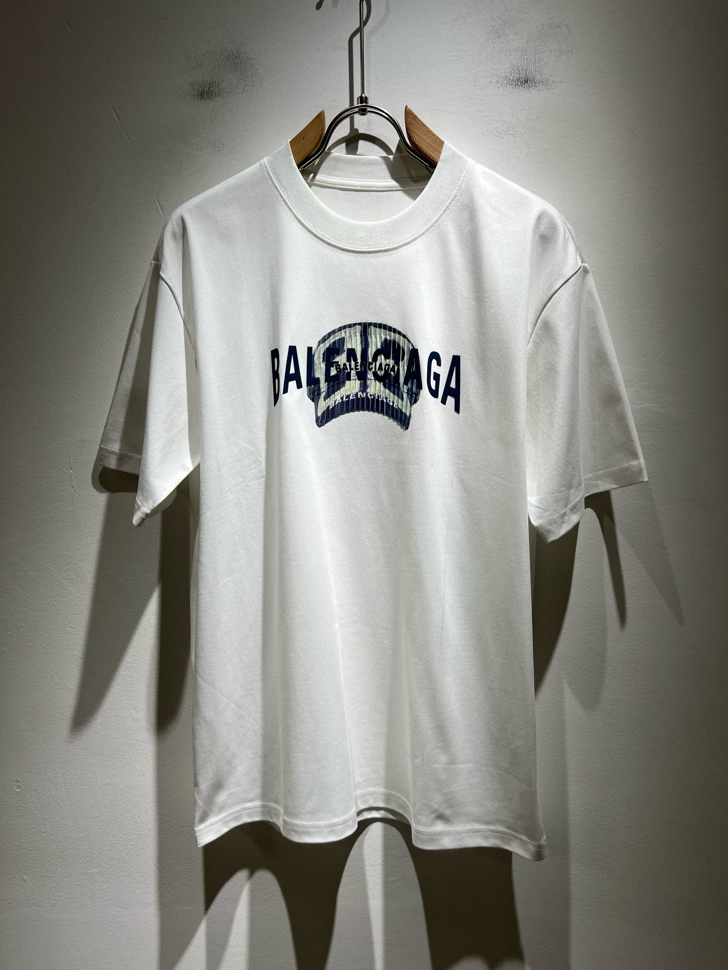 NO:456955,BALENCI*GA Paris* Home 2025 Spring and Summer New Men and Women's Same Short-Sleeve T-shirt!  Fashionable casual short-sleeved T-shirt with catwalk pattern prints!  Design logo glue pressing design!  The most designed and selected customer-supplied 260g pure cotton fabric, which feels soft and skin-friendly, is comfortable and breathable, and you can’t picky about the real thing!  Loose, small, shoulder-dead round neck cut, genderless couple mixed styles, opening up a new fashion charm!  Differentiate the market version of the high-end custom series!  Size M-4XL, balenciaga, T-shirt,tees, t-shirt,alexander wang19860909BALENCI*GA巴黎*家 2025春夏新款男女同款短袖T恤！走秀图案印花时尚休闲短袖T恤衫！设计logo压胶设计！极具设计精选客供260g纯棉面料,手感柔软亲肤,着身舒适透气性都无法挑剔,实物绝对会让你爱不释手！宽松小落肩的圆领版型裁剪,无性别主义的情侣混穿款式,打开全新的时装新韵味！区别市场版本高定系列！尺码M-4XL,,balenciaga,T-shirt,tees，t-shirt,alexander wang,Men's clothing