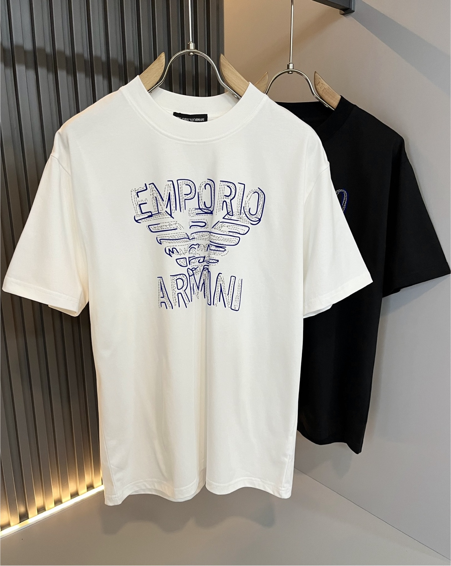 NO:458818,Arman A*ni's new spring and summer 2025 men and women's same casual short-sleeved T-shirt, original single OEM factory order, logo glue pressing design!  The simple design is exquisite and elegant, amazing!  Customized original exclusive pure cotton fabric, soft and delicate feel, super comfortable on the upper body, and ultimately enjoy wearing!  Inheriting the classic styles of the past, the upper body effect comes naturally, and simple outfits do not require too many accessories. It can easily create a fashionable feeling, and the return rate will also increase. Get it at a speed!  Size M-4XL, Armani, T-shirt,tees, t-shirt,alexander wang19860909Arman阿*尼2025春夏新款男女同款休闲短袖T恤,原单代工厂订单,标志logo压胶设计！简洁的设计精致优雅,令人叹服！定制原版专属纯棉面料,手感柔软细腻,上身超级舒适,极致的穿着享受！继承着以往的经典版型,上身效果自然而来的出彩,简单穿搭无需过多的饰物,轻松搭出时尚感,回头率也会随之提升.速度入手吧！尺码M-4XL,,armani,T-shirt,tees，t-shirt,alexander wang,Men's clothing