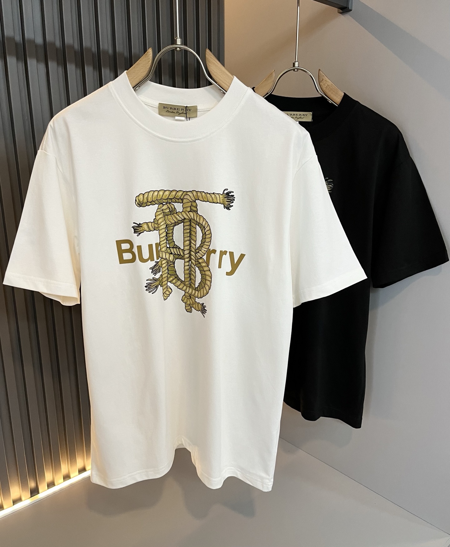 NO:458841,BURBER*Y Ba*li's new spring and summer 2025 short-sleeved T-shirt for men and women, is coming, and is made of a popular environmentally friendly pure cotton fabric recently. It is a high-end outdoor sports and leisure series, which is very popular in sports!  BUR's latest special material, logo pattern glue pressing design!  Fabric is also called memory cloth, which refers to fabrics with morphological memory functions. It instantly kills all versions on the market. It can only be said that it is not a level at all. Whether it is material, detail restoration and craftsmanship, you are not afraid of any challenges. Just to contribute wonderful products to everyone. As always, it is consistent. A style that implements the core concept of BUR will be closely tied to fashion, always maintaining perfection, a simple but not simple design style that perfectly meets the outfit you need in daily life. Size: M-4XL, burberry, T-shirt, tees, t-shirt, alexander wang19860909BURBER*Y巴*莉2025春夏新品男女同款短袖T恤,重磅来袭,最近比较火热的环保纯棉面料制作而成,高端户外运动休闲系列,非常火热运动风潮！BUR最新研发的特殊材质,标志logo图案压胶设计！面料也叫记忆布,是指具有形态记忆功能的面料,秒杀市面上一切版本,只能说根本就不是一个级别的存在,不管是材质还是细节还原度以及工艺制作方面,不惧任何挑战,只为给大家奉献绝妙产物一如既往,始终如一,贯彻了BUR核心理念的一个款式将与时尚紧紧的捆绑在一起,时刻保持完美,简约而不简单的的设计风格,完美的满足了你日常所需要的穿搭.尺码:M-4XL,,burberry,T-shirt,tees，t-shirt,alexander wang,Men's clothing