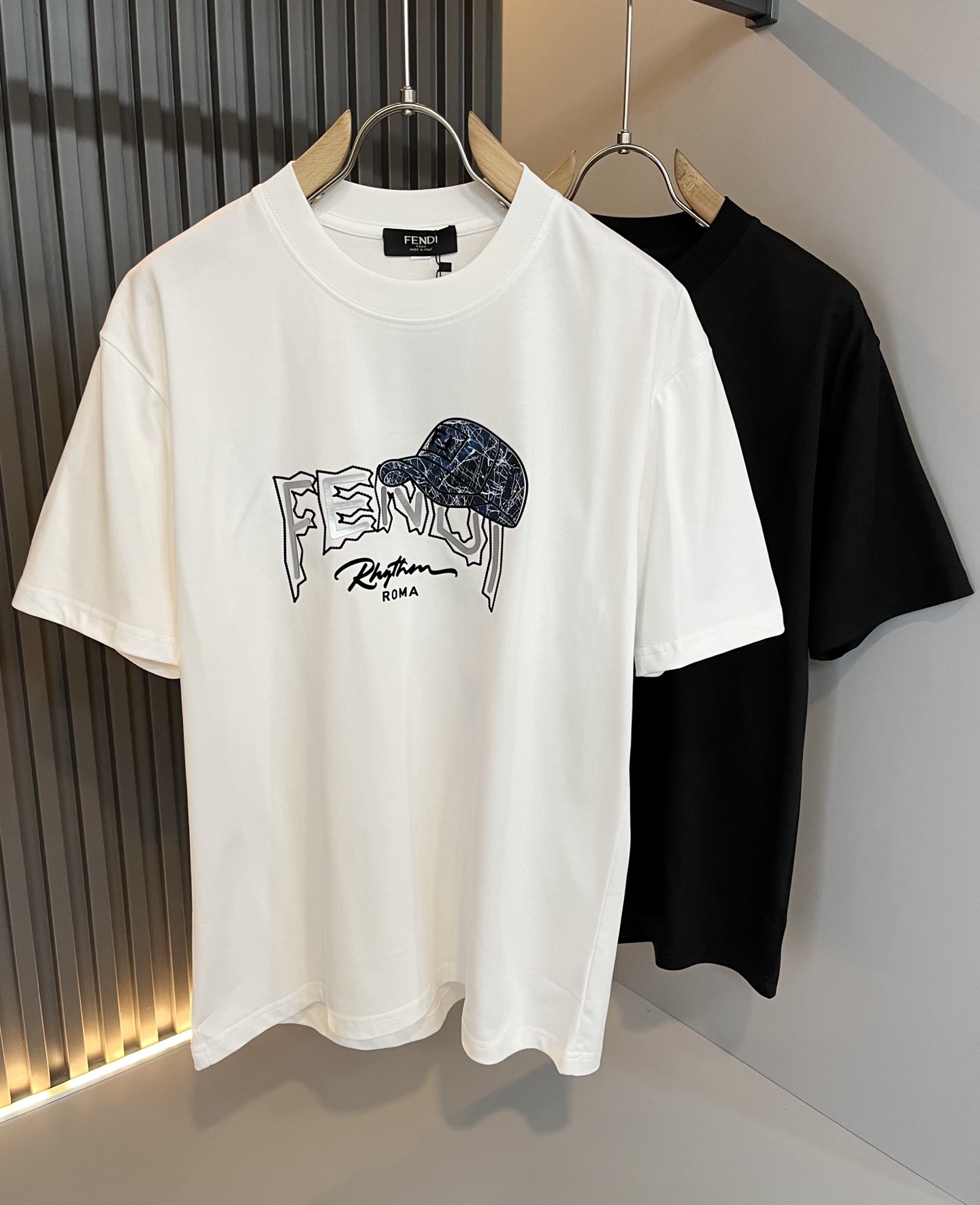 NO:458826,FEN*I FEN*Di's new spring and summer 2025 FD family FF men and women base shirt, versatile and simple short sleeves for men and women. Original Italian orders, popular FD family items, simple and pure colors. The FD family's enduring iconic products, high-quality products with full representation and full specifications, and high-quality products that all FD fans are worth buying!  Pure Yidian channel orders, high-end and popular products from the FD family, very popular items at the moment, and iconic letter logo pattern glue-on modification!  High-end goods worth keeping and giving away to others!  It is trendy and beautiful, with a full sense of trendy atmosphere, and has a very high level and specifications. It uses a very classic black and white color combination, giving people a strong visual impact and has a very high recognition. It is top-quality exclusive pure cotton fabric, created with a soft, delicate and comfortable touch, and has a very high-end and classy appearance!  Perfectly interprets the charm of the brand and leaves a deep impression. It is more fashionable and charming. It has simple, elegant and fashionable upper body, and is even more stressful for outfits!  The inner wear alone is very delicious and beautiful scenery that cannot be ignored!  Size M-4XL, fendi,dior,T-shirt,alexander wang19860909FEN*I 芬*迪2025春夏新款FD家族FF男女同款打底衫,男女同款百搭极简短袖.意大利原厂订单,FD家族人气单品,简约纯色系打造.FD家族经久不衰的标志性臻品,代表性十足,规格感十足的精品,所有FD粉丝都值得抢购的精品！纯正意代渠道订单,FD家族的高奢人气爆款产物,当下十分火爆的单品,标志性字母logo图案压胶修饰！值得自留和送人的高端货！新潮又好看,潮流气息感十足,档次规格感极高,并且采用十分经典的的黑白双色搭配,给人的视觉冲击感相当强烈,有着极高的辨识度,顶级专属纯棉面料,打造,触感柔软细腻舒适,品相相当高级有档次！完美诠释品牌魅力,给人留下深刻印象.更具时尚与韵味,上身简约大方时尚,对于穿搭更是毫无压力！单穿内搭都极有味道,不可忽视的靓丽风景线！ 尺码M-4XL,,fendi,dior,T-shirt,alexander wang,Men's clothing