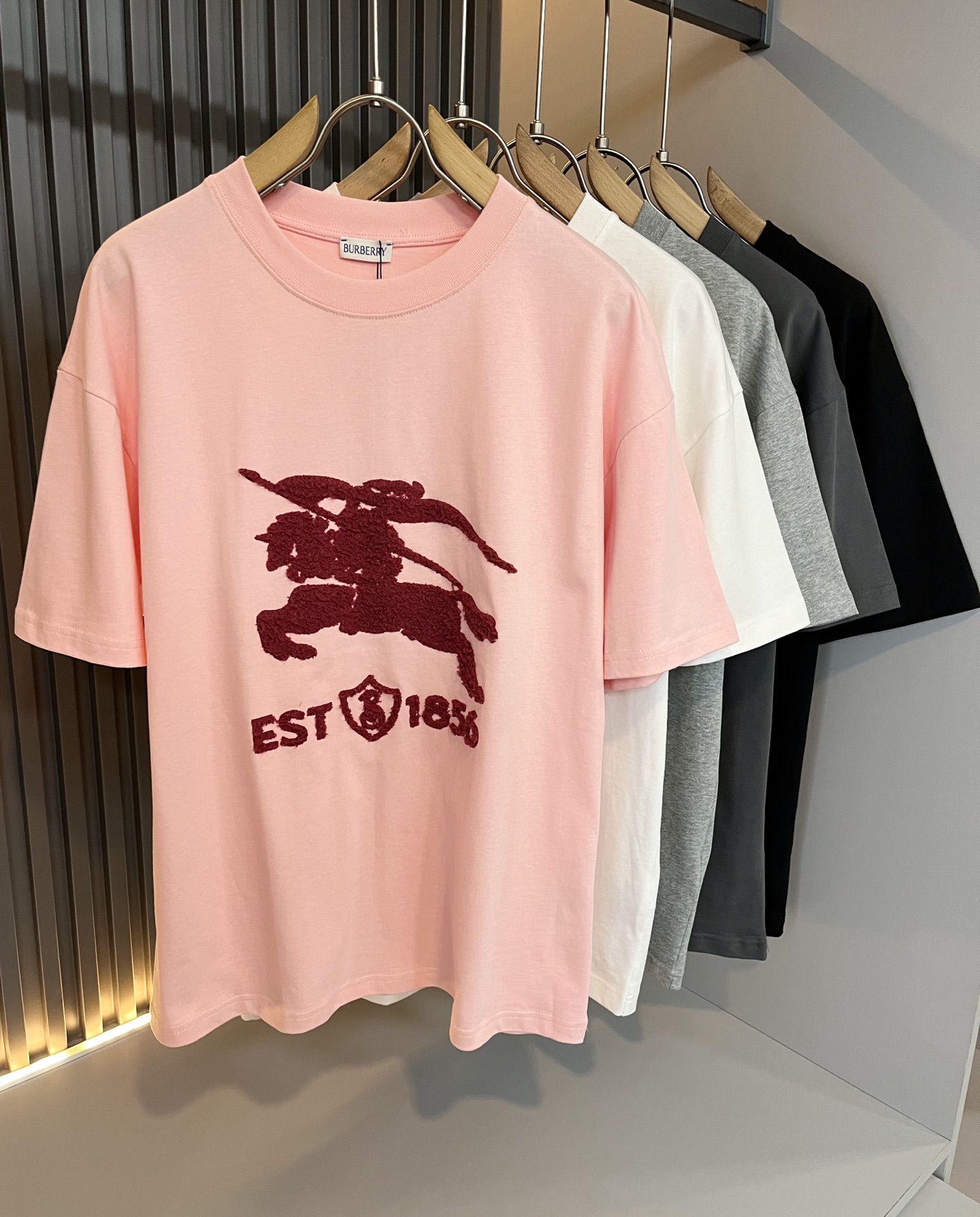 NO:458835,BURBER*Y Ba*li's new spring and summer 2025 short-sleeved T-shirt for men and women, is coming, and is made of a popular environmentally friendly pure cotton fabric recently. It is a high-end outdoor sports and leisure series, which is very popular in sports!  BUR's latest special material, logo pattern flocking design!  Fabric is also called memory cloth, which refers to fabrics with morphological memory functions. It instantly kills all versions on the market. It can only be said that it is not a level at all. Whether it is material, detail restoration and craftsmanship, you are not afraid of any challenges. Just to contribute wonderful products to everyone. As always, it is consistent. A style that implements the core concept of BUR will be closely tied to fashion, always maintaining perfection, a simple but not simple design style perfectly meets the outfit you need in daily life. Size: S-XL, burberry, T-shirt, tees, t-shirt, alexander wang19860909BURBER*Y巴*莉2025春夏新品男女同款短袖T恤,重磅来袭,最近比较火热的环保纯棉面料制作而成,高端户外运动休闲系列,非常火热运动风潮！BUR最新研发的特殊材质,标志logo图案植绒设计！面料也叫记忆布,是指具有形态记忆功能的面料,秒杀市面上一切版本,只能说根本就不是一个级别的存在,不管是材质还是细节还原度以及工艺制作方面,不惧任何挑战,只为给大家奉献绝妙产物一如既往,始终如一,贯彻了BUR核心理念的一个款式将与时尚紧紧的捆绑在一起,时刻保持完美,简约而不简单的的设计风格,完美的满足了你日常所需要的穿搭.尺码:S-XL,,burberry,T-shirt,tees，t-shirt,alexander wang,Men's clothing