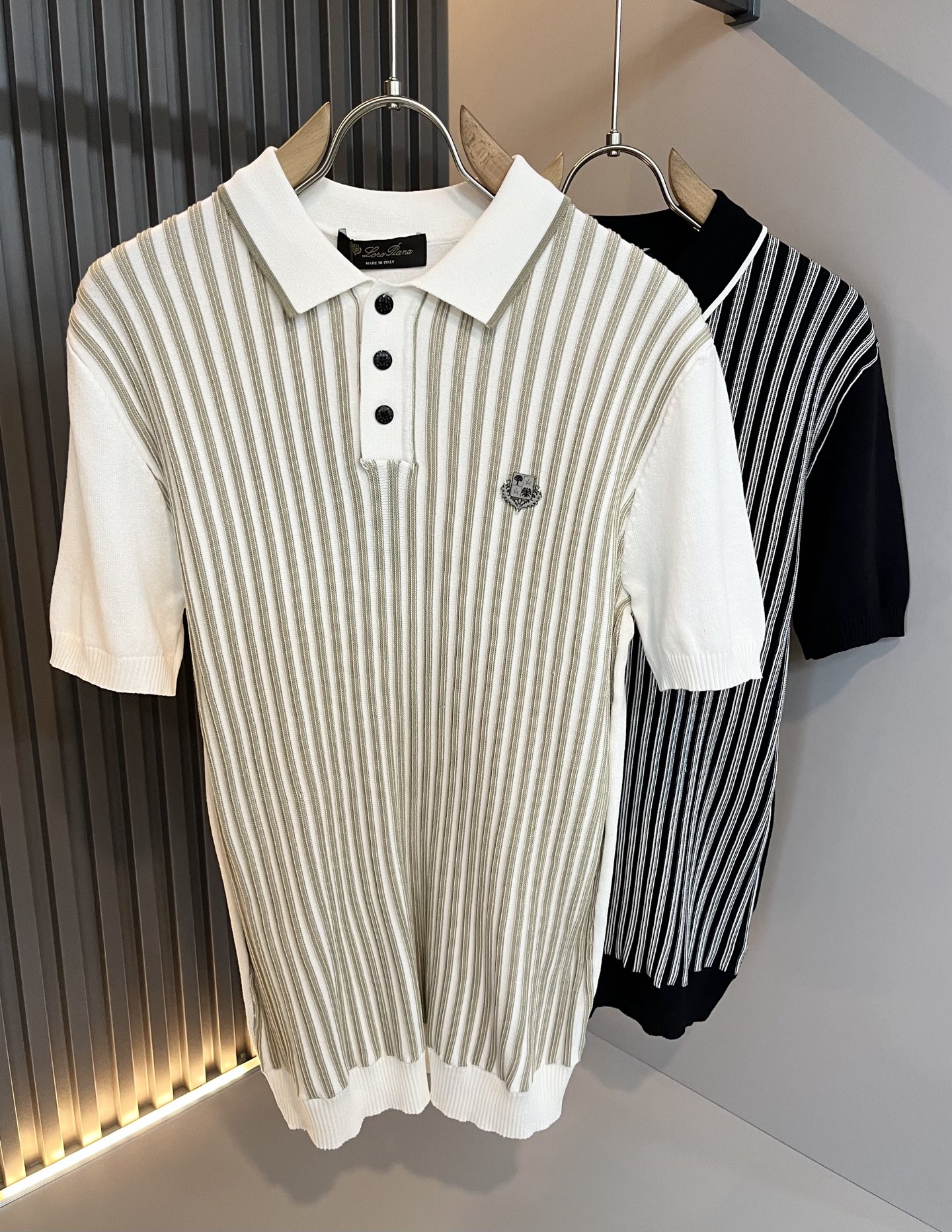 NO:461159,Loro Piana Nouyou Pianya The latest trade order lapel knitted short-sleeved T-shirt for men in spring and summer 2025, full quality!  !  The upper body is comfortable and breathable, not stiff, and the overall body has a rich three-dimensional feeling, quality export orders, and chest hardware logo pattern design!  Customized exclusive knitted fabric tailoring to meet the simple needs of commuters for dressing. The upper body works well, looks slim and is not picky about the figure. The fabric workmanship is impeccable. Only good craftsmanship and good fabrics can make you feel good. It is a must-have item for everyone!  Size M-4XL, loro piana, T-shirt,tees, t-shirt,alexander wang19860909Loro Piana诺悠翩雅 2025春夏男士最新的贸易订单翻领针织短袖T恤,全品相！！上身舒适透气,不僵硬,整体有着丰富的立体感,品质出口订单,胸前五金logo图案设计！定制专属针织面料剪裁,满足通勤人们对于着装的简约需求,上身效果很好,显瘦,不挑剔身材.面料做工....无可挑剔,好工艺好面料才能穿出好品味一款,人手必备单品！尺码M-4XL,,loro piana,T-shirt,tees，t-shirt,alexander wang,Men's clothing