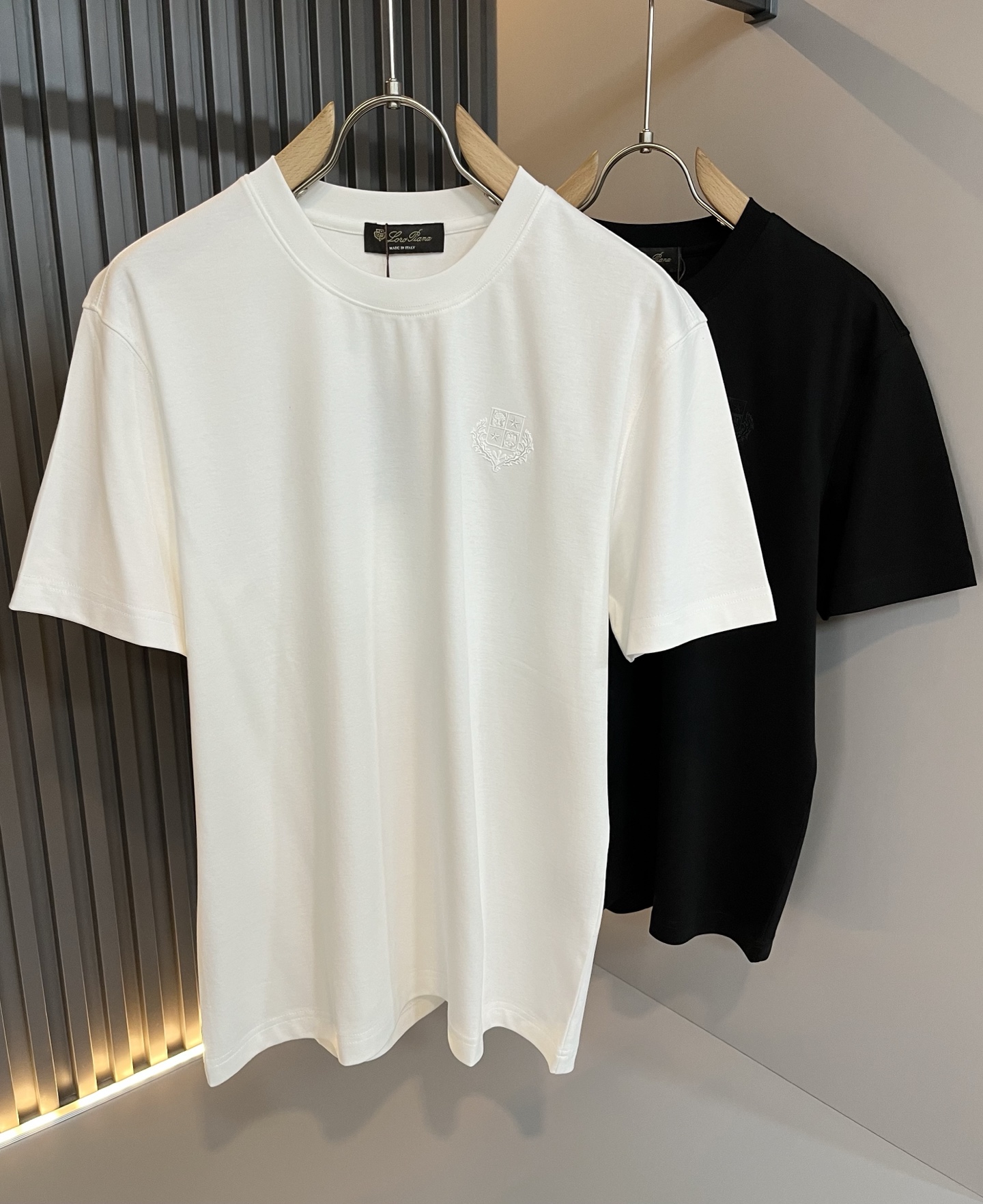 NO:458824,Loro Piana Nuoyou Pianya The latest trade order short-sleeved T-shirt for men in spring and summer 2025, full quality!  !  Internet celebrity style!  Use logo pattern to press glue design!  The upper body is comfortable and breathable, not stiff, and the overall three-dimensional feeling is rich, with quality export orders, customized exclusive fabric tailoring to meet the simple needs of commuters for dressing. The upper body is very effective, it looks slim and not picky about the figure. The fabric workmanship... Improper, good craftsmanship can make you look good and tasteful, a must-have item for everyone!  Size S-2XL, loro piana, T-shirt,tees, t-shirt,alexander wang19860909Loro Piana诺悠翩雅 2025春夏男士最新的贸易订单短袖T恤,全品相！！网红款！采用logo图案压胶设计！上身舒适透气,不僵硬,整体有着丰富的立体感,品质出口订单,定制专属面料剪裁,满足通勤人们对于着装的简约需求,上身效果很好,显瘦,不挑剔身材.面料做工....无可挑剔,好工艺好面料才能穿出好品味一款,人手必备单品！尺码S-2XL,,loro piana,T-shirt,tees，t-shirt,alexander wang,Men's clothing