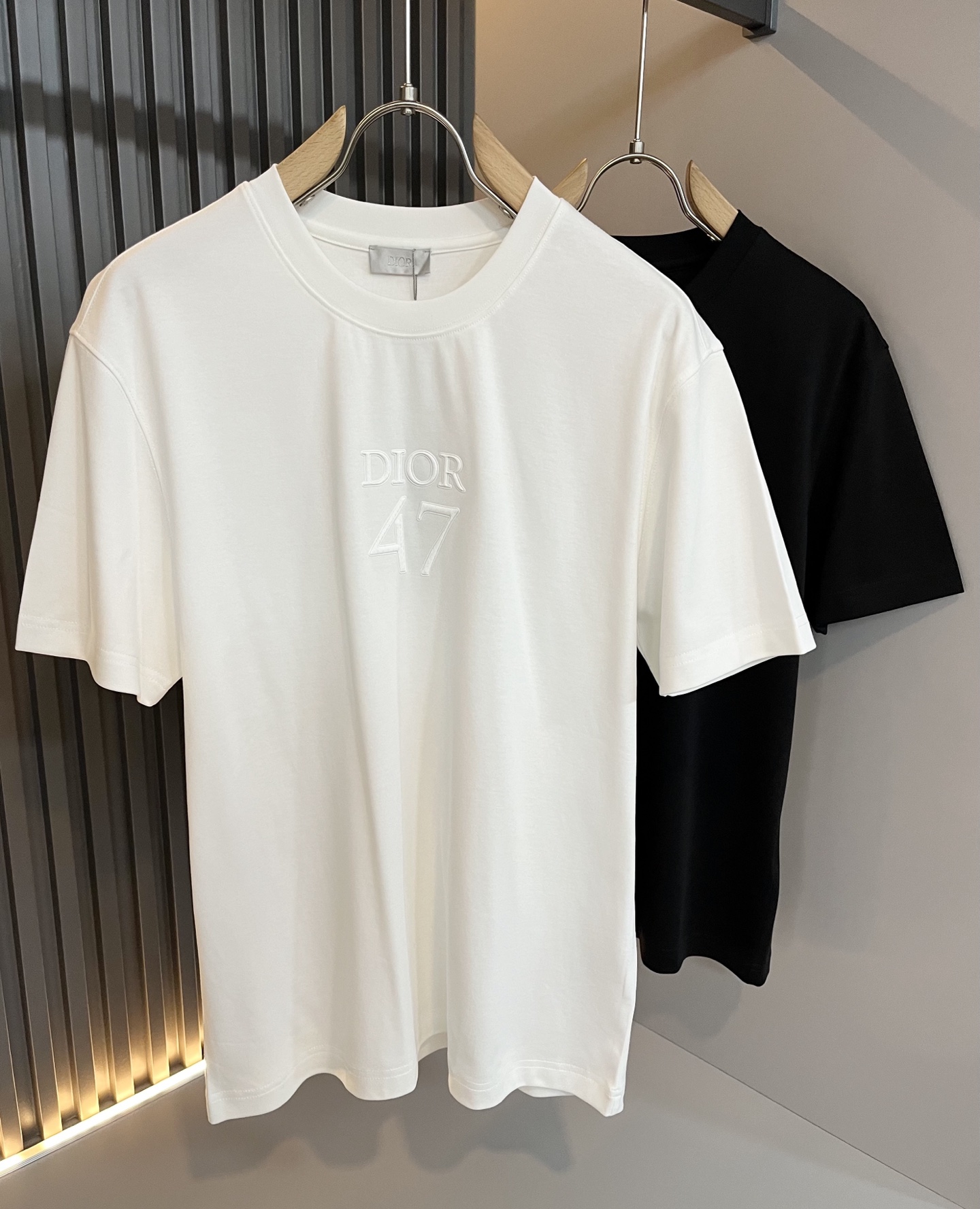 NO:458830,Dio*Dijia 2025 spring and summer new short-sleeved T-shirt for men and women, and the counter is available at the same time!  Customized exclusive 260g pure cotton fabric, customized original craft threads, chest logo pattern glue pressing technology design!  Simple and generous, calm and versatile, extremely high-end, perfectly integrated with fashion and style, a top fashionable style that perfectly suits the outside wear!  The overall feeling is natural!  The ultimate classic versatile short-sleeved T-shirt adopts the latest three-dimensional letter logo embossed elements design!  The ultimate perfection of heavy industry!  Fans who pursue high quality are please buy them by themselves, and all fans who know the goods are invited to appreciate this model together!  !  Size S-2XL, dior,dior,t-shirt,tees,t-shirt,alexander wang19860909Dio*迪家 2025春夏新款男女同款短袖T恤,专柜同步发售！定制专属260克纯棉面料,定制原版工艺螺纹,胸前logo图案压胶工艺设计！简约大方,从容百搭,档次极高,完美融入时尚还有风情感一款完美符合外穿的顶尖时髦气质款！整体给人浑然天成的感觉！极致经典的百搭型短袖T恤,采用最新的立体字母logo压胶元素设计！极致的重工极致的完美！追求高品质的粉丝们请自行抢购,诚邀所有识货的粉丝一同鉴赏此款！！尺码S-2XL,,dior,dior,T-shirt,tees，t-shirt,alexander wang,Men's clothing