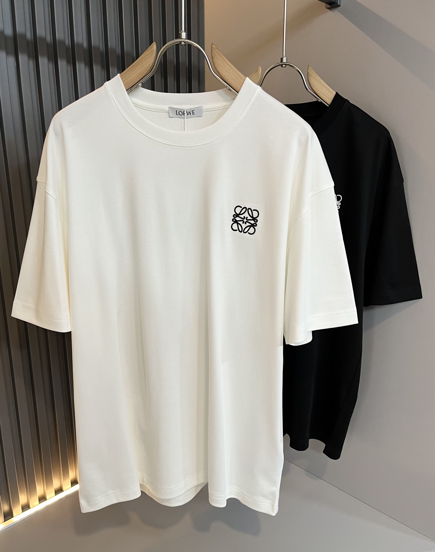 NO:458844,LOE*WE Luo*We 2025 spring and summer new short-sleeved T-shirt for men and women, original Italian order channel, very personalized and high-end style, logo logo pattern embroidery craft design!  Couple pure cotton short-sleeved T-shirt!  !  The latest fashion trends and popular products are here, and it is another simple and high-end fashion item. It is a fashion product with very high-end outfit charm. It is a must-have item for fashion trends!  Original Italian manufacturer channels, special-level orders, and released at the same time as Hong Kong, Macao and Taiwan buyers. This model is also the latest popular product of Luo Yiweijia this year and the most classic product. Its specifications and grades are beyond doubt!  !  The choice is very diverse, and it can be said that this model naturally has a fresh and natural feeling, showing the brand charm and high-end feeling. The texture of this model is very good, and the heavy weight and brilliant skin-friendliness that can be seen with hands are even better, and it is a complete enjoyment of wearing!  !  Size: S-2XL, loewe, loewe, T-shirt,tees, t-shirt,alexander wang19860909LOE*WE罗*威 2025春夏新款男女同款短袖T恤,意大利原厂订单渠道,极具个性高级风,标志logo图案刺绣工艺设计！情侣款纯棉短袖T恤！！最新时尚潮流人气产物驾到,又是一款简约高级的时尚单品,穿搭魅力十分高级不俗的时尚产物 ,时尚潮流必备单品！意大利原厂渠道,特供级别订单,同步港澳台买手店发布,此款也是罗意威家今年的最新人气产物,也是最经典的产物,其规格跟档次更是毋庸置疑！！ 选择极具多样化,言而喻此款自然具备那种清新自然的感觉,彰显品牌魅力与高级感,此款的质感十分的到位,用手可以感知的重磅跟出彩亲肤程度更是上佳,十足的穿着享受！！尺码: S-2XL,,loewe,loewe,T-shirt,tees，t-shirt,alexander wang,Men's clothing