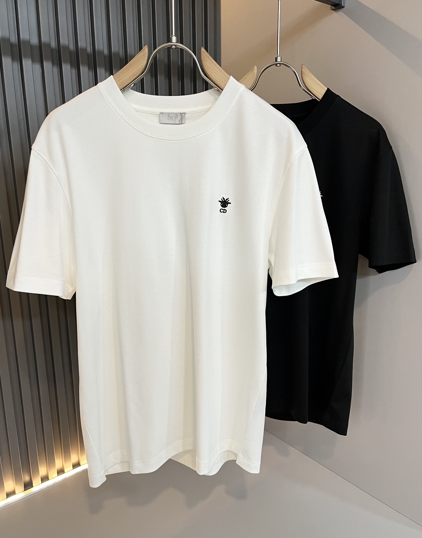 NO:458834,Dio*Dijia 2025 spring and summer new short-sleeved T-shirt for men and women, and the counter is available at the same time!  Customized exclusive 260g pure cotton fabric, customized original craft threads, chest logo pattern embroidery craft design!  Simple and generous, calm and versatile, extremely high-end, perfectly integrated with fashion and style, a top fashionable style that perfectly suits the outside wear!  The overall feeling is natural!  The ultimate classic versatile short-sleeved T-shirt adopts the latest three-dimensional letter logo embossed elements design!  The ultimate perfection of heavy industry!  Fans who pursue high quality are please buy them by themselves, and all fans who know the goods are invited to appreciate this model together!  !  Size S-2XL, dior,dior,t-shirt,tees,t-shirt,alexander wang19860909Dio*迪家 2025春夏新款男女同款短袖T恤,专柜同步发售！定制专属260克纯棉面料,定制原版工艺螺纹,胸前logo图案刺绣工艺设计！简约大方,从容百搭,档次极高,完美融入时尚还有风情感一款完美符合外穿的顶尖时髦气质款！整体给人浑然天成的感觉！极致经典的百搭型短袖T恤,采用最新的立体字母logo压胶元素设计！极致的重工极致的完美！追求高品质的粉丝们请自行抢购,诚邀所有识货的粉丝一同鉴赏此款！！尺码S-2XL,,dior,dior,T-shirt,tees，t-shirt,alexander wang,Men's clothing