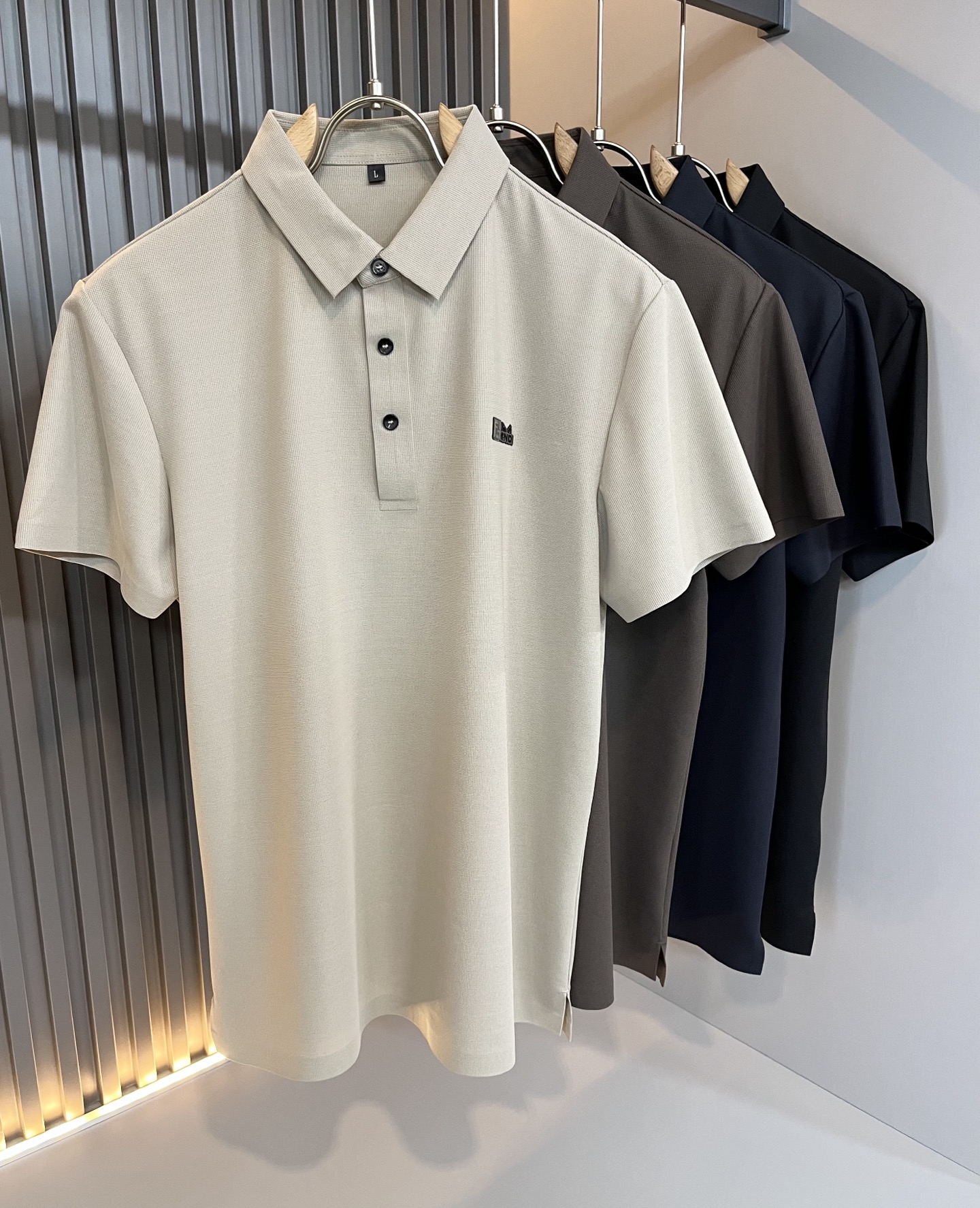 NO:458820,FEN Fen*Die 2025 spring and summer new short-sleeved Polo shirt!  The clean version is versatile and does not limit age, and the chest logo logo pattern glue pressing technology design!  Whether you are light-hearted or like a trendy style, you can get a must-have item for boys' wardrobe, whether you wear a jacket or wear it alone in summer. The mesh bead flooring is more delicate, breathable and sweat-absorbing, the upper body is stylish and has a great feeling of fit. The clothes are upright and stylish, and the low-end slags will fall if you don't wash the collar. Size M-3XL, fendi, jackets & coats, jackets & coats, T-shirt, alexander wang19860909FEN 芬*迪2025春夏新款短袖Polo衫！净版百搭不限制年龄,胸前标志logo图案压胶工艺设计！无论你是轻熟还是喜欢潮风搭配妥妥的,男生衣橱必备单品款,无论内搭夹克外套,还是夏季单独穿都可以,网状珠地棉更细腻透气吸汗,上身有型并且贴服感受非常棒,衣服挺拔有型区别低端渣货,不会洗洗领子就塌了. 尺码M-3XL,,fendi,jackets & coats,jackets & coats,T-shirt,alexander wang,Men's clothing