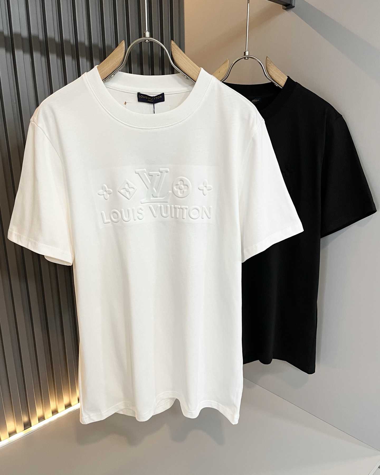 NO:458822,LouisVuitt*Louis*Deng The new series of products in 2025 spring and summer are launched, a very fashionable and avant-garde short-sleeved T-shirt for men and women, with logo pattern glue-touching!  Different from the past, it declares the design concept of brand inheritance!  Its eye-catchingness is no less than any classic style, perfectly presenting the fashionable, high-end and luxurious feeling in front of the world!  Made of imported 260 grams of cotton, selected high-quality pure cotton fabrics, soft and soft to the touch, the real thing is definitely beyond your imagination, close to the body and breathable, even if you sweat profusely, you will not feel greasy or stuffy, and will bring sweating and moisture absorption to the extreme!  Size S-2XL, louis vuitton,louis vuitton,t-shirt,tees,t-shirt,alexander wang19860909LouisVuitt*路易*登 2025春夏全新系列单品上线,非常时髦前卫的一款男女同款短袖T恤,标识logo图案压胶修饰！区别于以往的不同,宣示品牌传承的设计理念！其吸睛度完全不亚于任何经典款式,将时髦高级感与奢华感完美呈现在世人眼前！客供进口260克全棉材质制成,精选优质纯棉面料,触感软糯亲肤细腻,实物到手绝对超乎你的想象,贴身无比舒适透气,即便是汗流浃背也不会有腻身及闷热感可言,将排汗吸湿性发挥到了极致！尺码S-2XL,,louis vuitton,louis vuitton,T-shirt,tees，t-shirt,alexander wang,Men's clothing