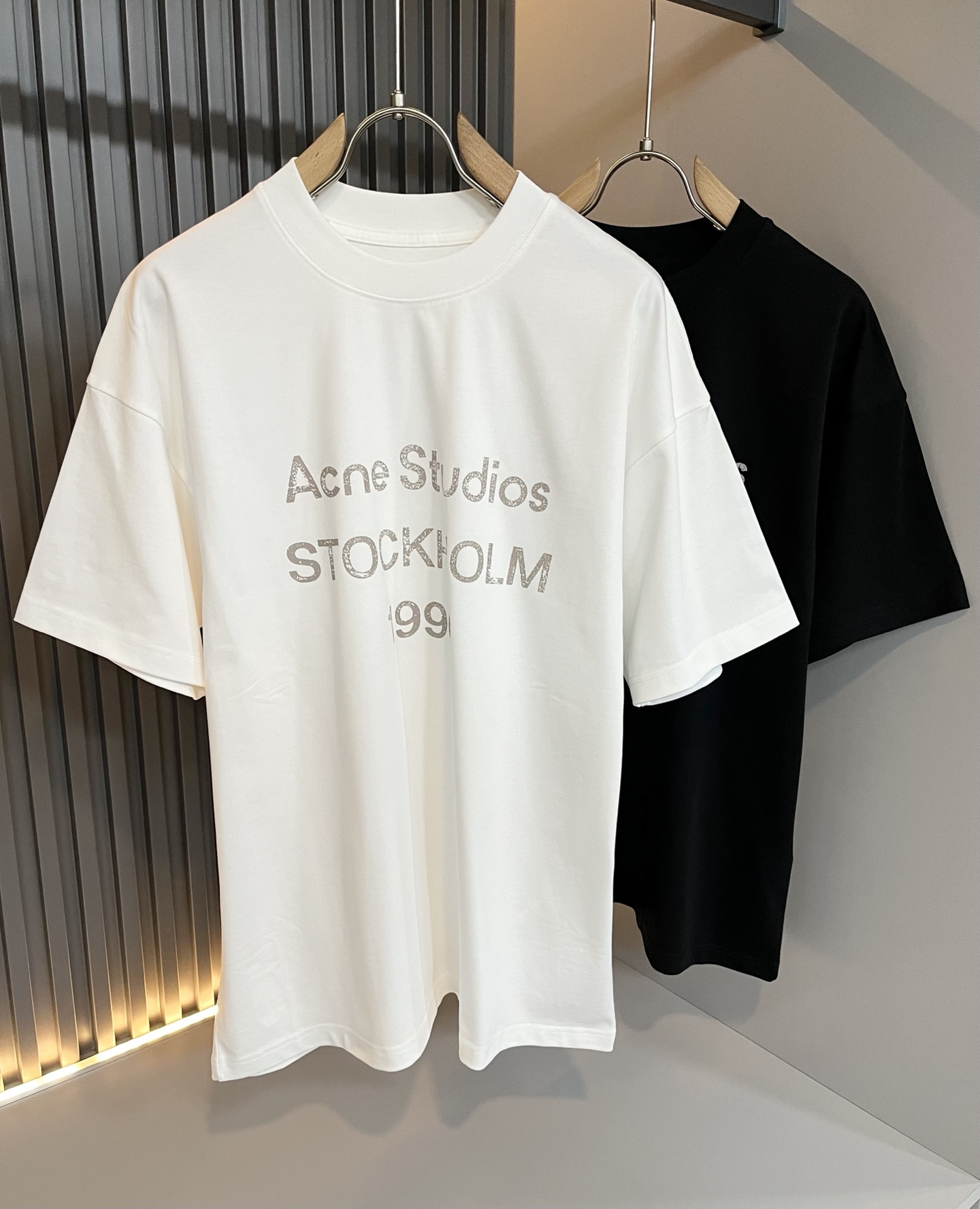 NO:458838,Acne Studio*os 2025 spring and summer new short-sleeved T-shirt for men and women, and the counter is available at the same time!  Customized exclusive wash water pure cotton fabric, customized original craft thread, and body design logo embossing design!  Perfectly integrated with fashion and style, a top-notch fashionable style that perfectly suits the outside wear!  The overall feeling is natural!  The ultimate classic versatile short-sleeved T-shirt, the ultimate heavy industry and the ultimate perfection!  Fans who pursue high quality are please buy them by themselves, and all fans who know the goods are invited to appreciate this model together!  Size M-3XL, acne studios, T-shirt,tees, t-shirt,alexander wang19860909Acne Studi*os2025春夏新款男女同款短袖T恤,专柜同步发售！定制专属洗水纯棉面料,定制原版工艺螺纹,衣身设计标识logo压胶设计！完美融入时尚还有风情感一款完美符合外穿的顶尖时髦气质款！整体给人浑然天成的感觉！极致经典的百搭型短袖T恤,极致的重工极致的完美！追求高品质的粉丝们请自行抢购,诚邀所有识货的粉丝一同鉴赏此款！尺码M-3XL,,acne studios,T-shirt,tees，t-shirt,alexander wang,Men's clothing