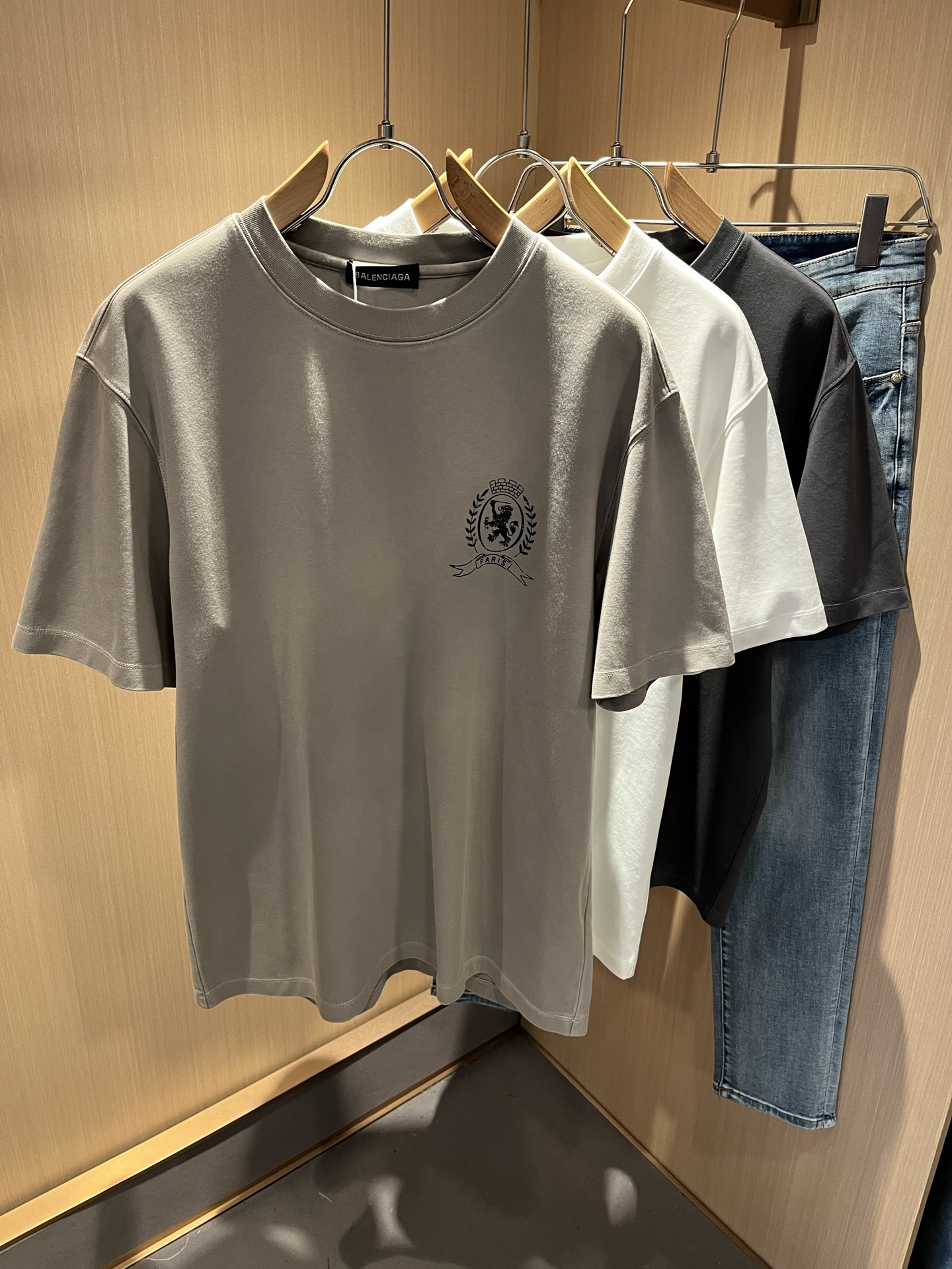 NO:458831,BALENCIA* Paris* Home 2025 Spring and Summer New Men and Women Couples Casual Loose Cotton Round Neck Short Sleeve T-shirt!  Trading companies have sparse channels and are released on the official website at the same time!  The latest series of spring and summer 2025, classic fashion design elements, injecting full vitality into the new series. This T-shirt is carefully selected for imported cotton fabrics. The fabric feels skin-friendly and soft and delicate, and the body logo print design!  It has an extremely comfortable and breathable wearing experience. The whole item is very eye-catching and fashionable, and is deeply loved by young people today!  The loose round neck cut is a neutral style regardless of age and gender, suitable for matching all the styles and looks you need in your daily life!  It is recommended to wear couple outfits to go out on the street to make it more pleasing to the eye!  Size M-5XL, balenciaga, T-shirt,tees, t-shirt,alexander wang19860909BALENCIA*巴黎*家 2025春夏新款男女同情侣款休闲宽松棉质圆领短袖T恤衫！贸易公司渠道稀出,同步官网发售 ！ 2025春夏最新系列,经典时尚设计元素,为全新系列注入满满活力,这款T恤衫用心甄选客供进口棉面料制成,面料手感亲肤柔软细腻,衣身logo印花设计！拥有着无比舒适透气性的穿着体验,整件单品极具吸睛度与时尚感,深受当下年轻人的喜爱！基础宽松的圆领版型裁剪,不分年龄与性别的中性款式,适合搭配你日常所需的所有风格与造型！建议搭配情侣装出街会更为养眼出色！尺码M-5XL,,balenciaga,T-shirt,tees，t-shirt,alexander wang,Men's clothing