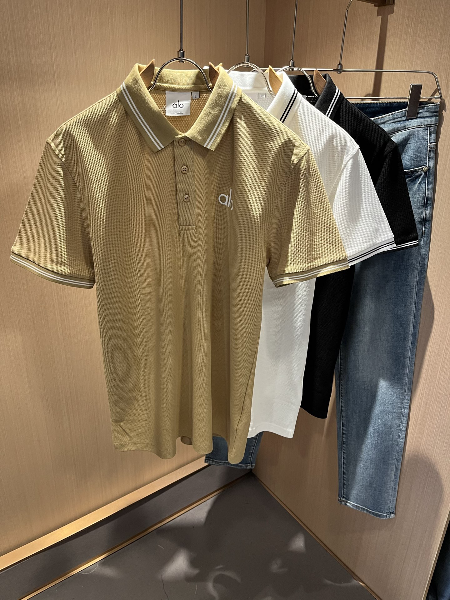 NO:458829,Alo 2025 spring and summer new men's short-sleeved Polo shirt, the latest brand design element!  Neither monotonous nor complicated, it shows taste just right!  Customer-supplied top-quality custom bead flooring fabrics!  Comfortable, sweat-absorbing and breathable, the unique high-end fabric presents a simple and elegant temperament!  Embroidery design on chest logo pattern!  Full three-dimensional! Standard cutting design!  Every detail is a synchronized with high-end fashion. Size: M-3XL, T-shirt, alexander wang19860909Alo 2025春夏新款男士短袖Polo衫,品牌最新设计元素！既不单调也不复杂,恰到好处的展现品味！客供顶级定制珠地棉面料！舒适吸汗透气根本不在话下,面料独具的高奢感呈现简约优雅气质！胸前logo图案刺绣设计！饱满立体!标准裁剪设计！每一处细节都是与高端时尚同步的体现.尺码:M-3XL,,T-shirt,alexander wang,Men's clothing