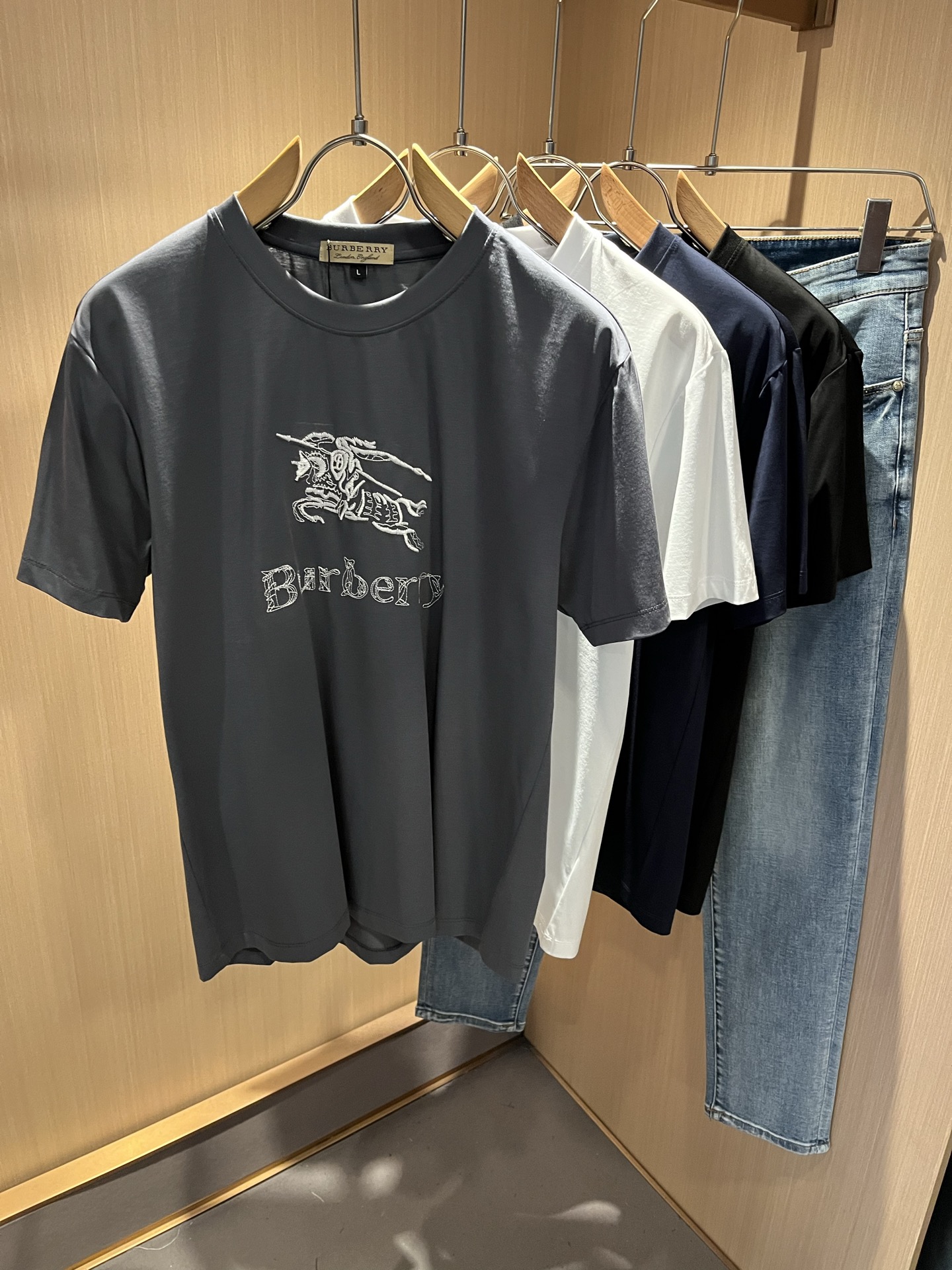 NO:458827,BURBER*Y Ba*li's new spring and summer 2025 short-sleeved T-shirt for men and women, is coming, and is made of a popular environmentally friendly pure cotton fabric recently. It is a high-end outdoor sports and leisure series, which is very popular in sports!  BUR's latest special material, logo logo pattern embroidery design!  Fabric is also called memory cloth, which refers to fabrics with morphological memory functions. It instantly kills all versions on the market. It can only be said that it is not a level at all. Whether it is material, detail restoration and craftsmanship, you are not afraid of any challenges. Just to contribute wonderful products to everyone. As always, it is consistent. A style that implements the core concept of BUR will be closely tied to fashion, always maintaining perfection, a simple but not simple design style that perfectly meets the outfit you need in daily life. Size: M-4XL, burberry, T-shirt, tees, t-shirt, alexander wang19860909BURBER*Y巴*莉2025春夏新品男女同款短袖T恤,重磅来袭,最近比较火热的环保纯棉面料制作而成,高端户外运动休闲系列,非常火热运动风潮！BUR最新研发的特殊材质,标志logo图案刺绣设计！面料也叫记忆布,是指具有形态记忆功能的面料,秒杀市面上一切版本,只能说根本就不是一个级别的存在,不管是材质还是细节还原度以及工艺制作方面,不惧任何挑战,只为给大家奉献绝妙产物一如既往,始终如一,贯彻了BUR核心理念的一个款式将与时尚紧紧的捆绑在一起,时刻保持完美,简约而不简单的的设计风格,完美的满足了你日常所需要的穿搭.尺码:M-4XL,,burberry,T-shirt,tees，t-shirt,alexander wang,Men's clothing