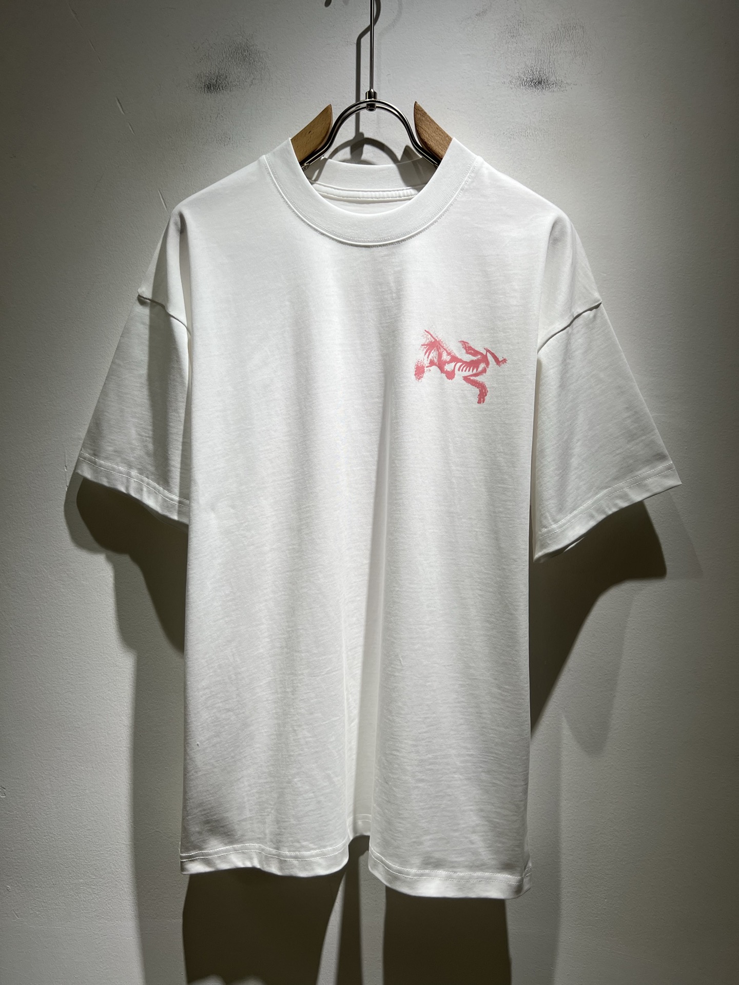 NO:458871,ARCTER*X Original Archaeological Bird 2025 spring and summer new short-sleeved T-shirt outdoor brands for men and women, perhaps the first thing that comes to mind is Canadian goose and Archaeological Bird. It gives people a feeling of trying out the label!  In addition to being quite accomplished in style design, the most obvious or most expert should be to have deeper and unique insights and attainments in fabrics. Through continuous structural research and problem-solving, and characterized by unique research on fabrics, these alone are enough to support it to become the first new logo brand image in the clothing manufacturing industry. This model uses air cotton material!  The fabric after the seiko blending feels smooth and soft, and it has both natural beauty and comfort. The large body style is cut cleanly and cleanly, and the fabric shows a different hazy structural beauty. It is made of exclusive mold customization. The fabric and its technology test the workers, can be smooth and smooth without wrinkles!  Logo logo pattern printing craft design!  It really tests the handmade work of every master!  It makes the whole clean and neat, without leaving any thread. Now men who pursue life are more refined in life!  Size M-3XL, arc'teryx, T-shirt,tees, t-shirt,alexander wang19860909ARCTER*X始*祖鸟 2025春夏新款男女同款短袖T恤户外品牌可能大家第一想到的就是加拿大鹅、始祖鸟.给人一种标签试的感觉！除了在款式设计上颇有造诣之外,最明显或者说最为拿手的,应该就是在面料上的拥有更深独特见解跟造诣了.通过不断地结构研究和问题处理,在以面料独特研究为特征,仅凭这些就已经足以支撑其成为服装制造行业中,首屈可数的新标志品牌形象.此款采用的空气棉材质！通过精工混纺之后的面料,手感细滑柔软,同时兼具自然美感跟舒适度.大身上版型裁剪简洁干净,面料上显现出了不一样朦胧的结构性美感来.独家开模定制而成,面料及其考验工人的技术,能做到平整服帖又不起皱！标志logo图案印花工艺设计！真的是很考验每位师傅的手工制作！使得整体干净利索,不留一丝线头.现在对于生活有所追求的男性也在生活中更为精致！尺码M-3XL,arc'teryx,T-shirt,tees，t-shirt,alexander wang,Men's clothing