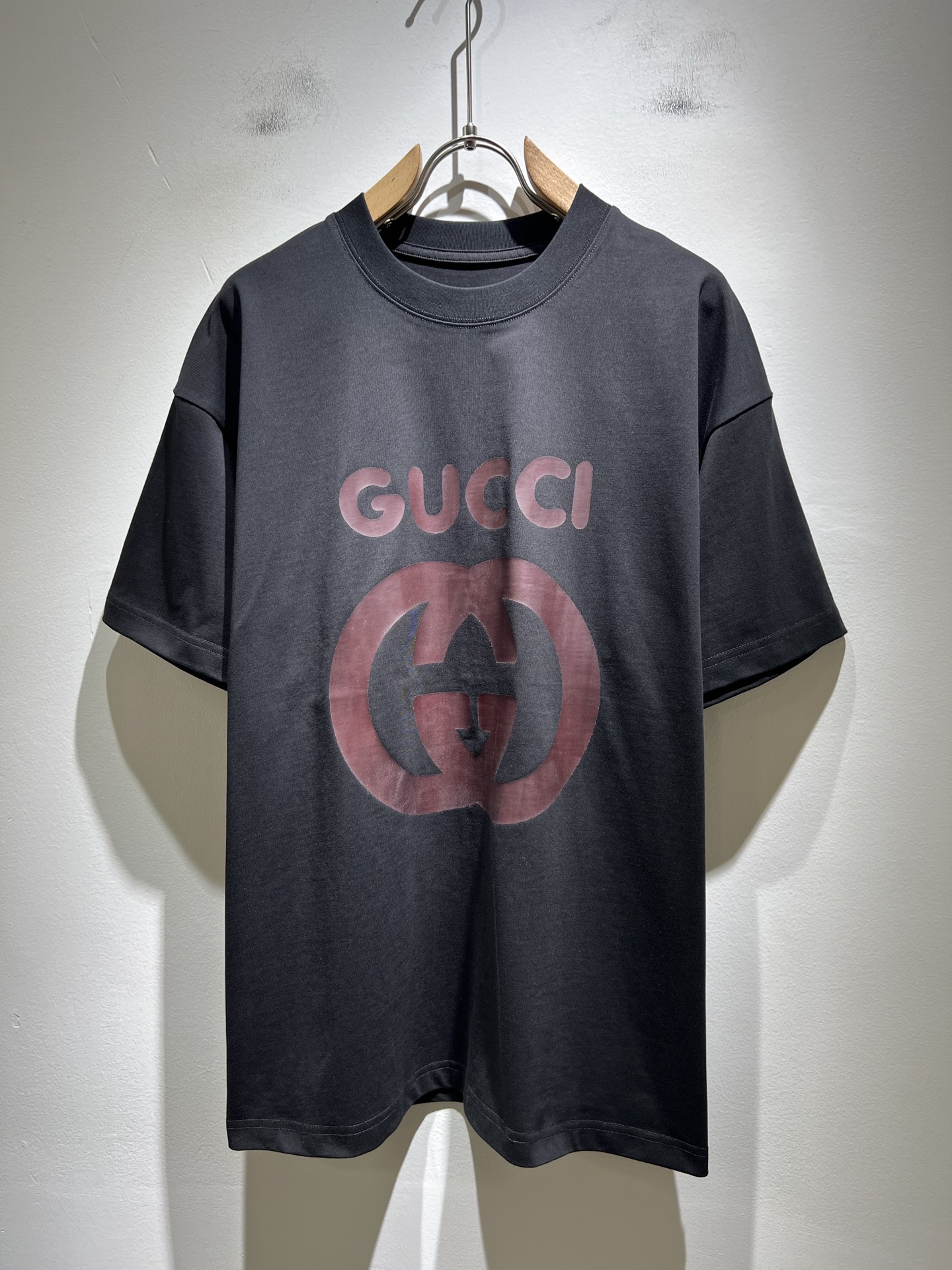 NO:458846,Gucc* Gujia 2025 spring and summer new style for men and women couples casual loose cotton round neck short-sleeved T-shirt!  Trading companies have sparse channels and are released on the official website at the same time!  The latest series of spring and summer 2025, classic fashion design elements, injecting full vitality into the new series. This T-shirt is carefully selected for imported cotton fabrics. The fabric feels skin-friendly and soft and delicate, and the body logo print design!  It has an extremely comfortable and breathable wearing experience. The whole item is very eye-catching and fashionable, and is deeply loved by young people today!  The loose round neck cut is a neutral style regardless of age and gender, suitable for matching all the styles and looks you need in your daily life!  It is recommended to wear couple outfits to go out on the street to make it more pleasing to the eye!  Size M-3XL, gucci, gucci, T-shirt, tees, t-shirt, alexander wang19860909Gucc*古家 2025春夏新款男女同情侣款休闲宽松棉质圆领短袖T恤衫！贸易公司渠道稀出,同步官网发售 ！ 2025春夏最新系列,经典时尚设计元素,为全新系列注入满满活力,这款T恤衫用心甄选客供进口棉面料制成,面料手感亲肤柔软细腻,衣身logo印花设计！拥有着无比舒适透气性的穿着体验,整件单品极具吸睛度与时尚感,深受当下年轻人的喜爱！基础宽松的圆领版型裁剪,不分年龄与性别的中性款式,适合搭配你日常所需的所有风格与造型！建议搭配情侣装出街会更为养眼出色！尺码M-3XL,,gucci,gucci,T-shirt,tees，t-shirt,alexander wang,Men's clothing