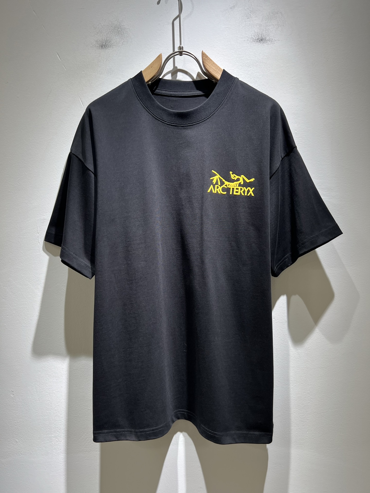 NO:458864,ARCTER*X Original Archaeological Bird 2025 spring and summer new short-sleeved T-shirt outdoor brands for men and women, perhaps the first thing that comes to mind is Canadian goose and Archaeological Bird. It gives people a feeling of trying out the label!  In addition to being quite accomplished in style design, the most obvious or most expert should be to have deeper and unique insights and attainments in fabrics. Through continuous structural research and problem-solving, and characterized by unique research on fabrics, these alone are enough to support it to become the first new logo brand image in the clothing manufacturing industry. This model uses air cotton material!  The fabric after the seiko blending feels smooth and soft, and it has both natural beauty and comfort. The large body style is cut cleanly and cleanly, and the fabric shows a different hazy structural beauty. It is made of exclusive mold customization. The fabric and its technology test the workers, can be smooth and smooth without wrinkles!  Logo logo pattern printing craft design!  It really tests the handmade work of every master!  It makes the whole clean and neat, without leaving any thread. Now men who pursue life are more refined in life!  Size M-3XL, arc'teryx, T-shirt,tees, t-shirt,alexander wang19860909ARCTER*X始*祖鸟 2025春夏新款男女同款短袖T恤户外品牌可能大家第一想到的就是加拿大鹅、始祖鸟.给人一种标签试的感觉！除了在款式设计上颇有造诣之外,最明显或者说最为拿手的,应该就是在面料上的拥有更深独特见解跟造诣了.通过不断地结构研究和问题处理,在以面料独特研究为特征,仅凭这些就已经足以支撑其成为服装制造行业中,首屈可数的新标志品牌形象.此款采用的空气棉材质！通过精工混纺之后的面料,手感细滑柔软,同时兼具自然美感跟舒适度.大身上版型裁剪简洁干净,面料上显现出了不一样朦胧的结构性美感来.独家开模定制而成,面料及其考验工人的技术,能做到平整服帖又不起皱！标志logo图案印花工艺设计！真的是很考验每位师傅的手工制作！使得整体干净利索,不留一丝线头.现在对于生活有所追求的男性也在生活中更为精致！尺码M-3XL,arc'teryx,T-shirt,tees，t-shirt,alexander wang,Men's clothing