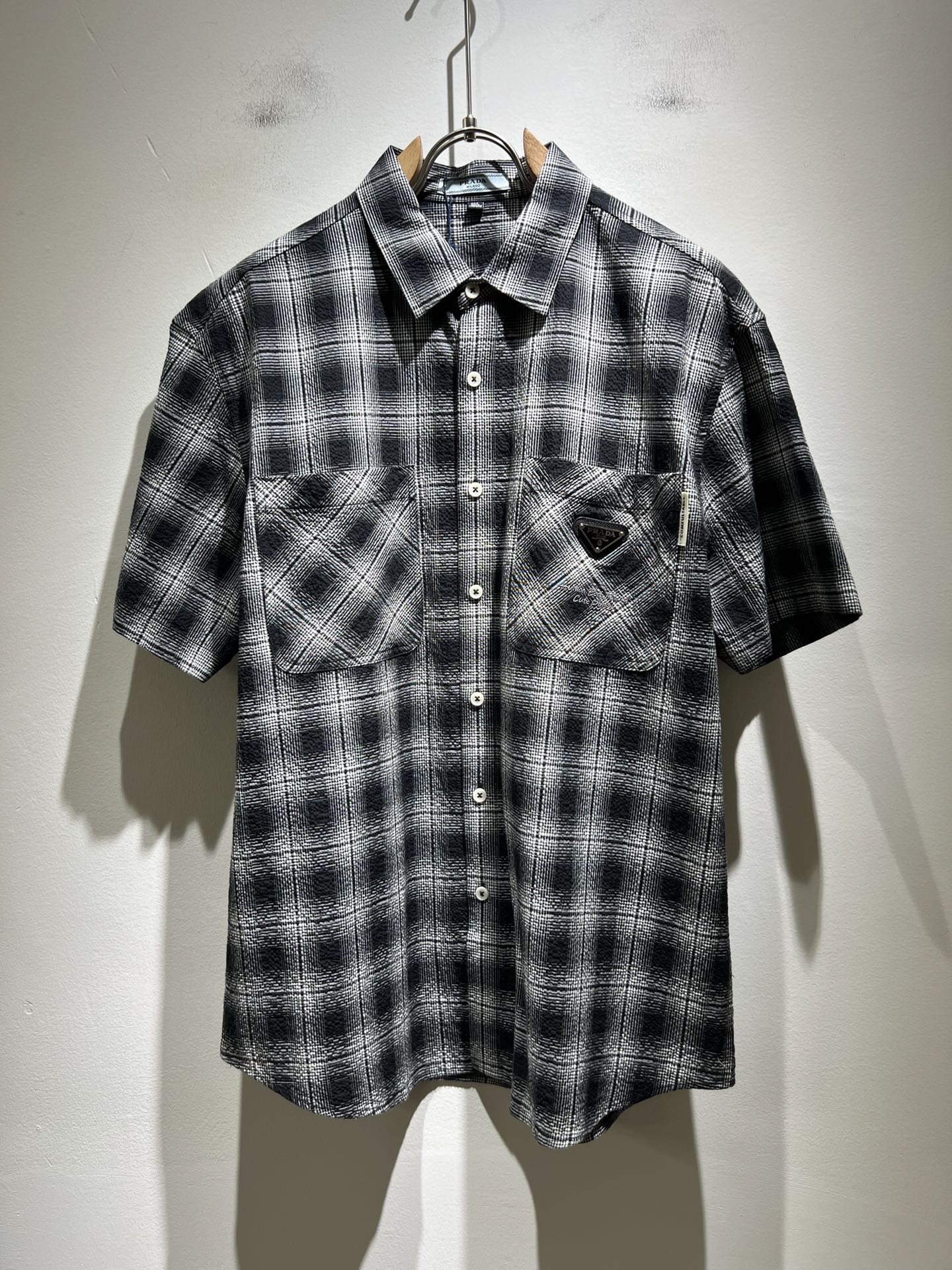 NO:461247,PRAD*A Pu*da 2025 spring and summer new casual men's shirt, the latest fashionable casual body logo hardware modification!  Trading companies have sparse channels and are released on the official website at the same time. The most anticipated high-quality products are coming, with high-end customized pure cotton materials!  Let you feel what is truly high luxury and connotation! This model is made of P-made professional custom fabrics, with a neat and smooth surface and luster. The texture is obvious through the screen. It perfectly enhances the overall luxury and class, and can get a high-end luxury atmosphere at a glance! Basic regular style cutting, versatile and simple upper body, and is easy to deal with various occasions and environments. It is undoubtedly a must-have item for daily commuting! Size M~4XL, prada, alexander wang19860909PRAD*A普*达2025春夏新款休闲男士衬衣,最新时尚休闲衣身logo五金修饰！贸易公司渠道稀出,同步官网发售,男神最为期待的精品狠货重磅来袭,高端定制纯棉材质！让你感受到什么叫真正的高奢有内涵!此款选用了P家专业定制面料制成,表面整洁光滑且富有光泽,质感透过屏幕都显而易 完美提升了整体的奢华档次感,一眼就能Get到的高端奢华气息!基础常规的版型裁剪,上身百搭简约不挑人,轻松应对各种场合与环境,属于日常通勤必备的臻品无疑!尺码M～4XL,,prada,alexander wang,Men's clothing