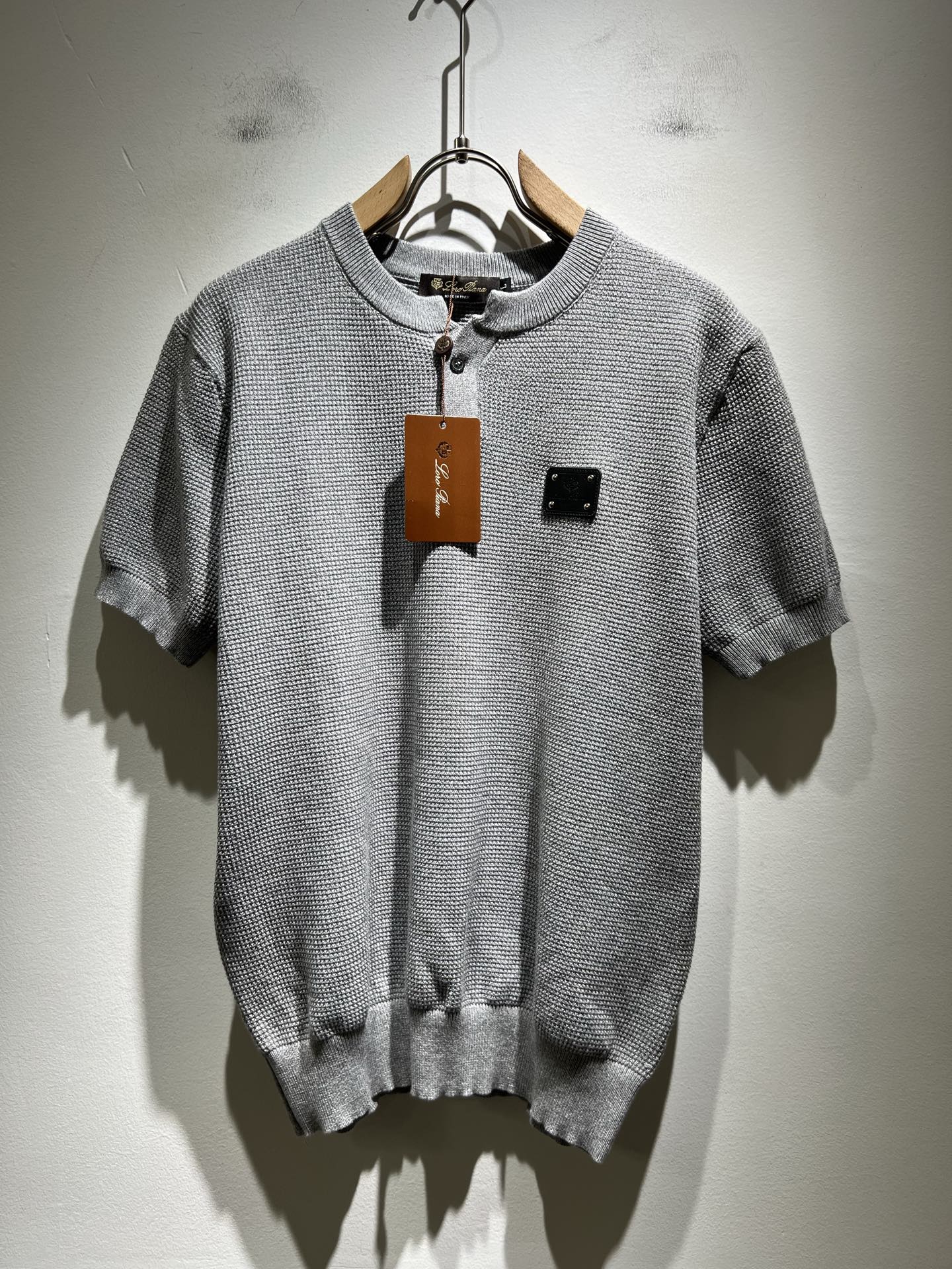 NO:461276,Loro Piana Nuoyou Pianya The latest trade order knitted short-sleeved T-shirt for men in spring and summer 2025, full quality!  !  The upper body is comfortable and breathable, not stiff, and the overall body has a rich three-dimensional feeling, quality export orders, and leather logo pattern design on the chest!  Customized exclusive knitted fabric tailoring to meet the simple needs of commuters for dressing. The upper body works well, looks slim and is not picky about the figure. The fabric workmanship is impeccable. Only good craftsmanship and good fabrics can make you feel good. It is a must-have item for everyone!  Size M-4XL, loro piana, T-shirt,tees, t-shirt,alexander wang19860909Loro Piana诺悠翩雅 2025春夏男士最新的贸易订单针织短袖T恤,全品相！！上身舒适透气,不僵硬,整体有着丰富的立体感,品质出口订单,胸前皮革logo图案设计！定制专属针织面料剪裁,满足通勤人们对于着装的简约需求,上身效果很好,显瘦,不挑剔身材.面料做工....无可挑剔,好工艺好面料才能穿出好品味一款,人手必备单品！尺码M-4XL,,loro piana,T-shirt,tees，t-shirt,alexander wang,Men's clothing