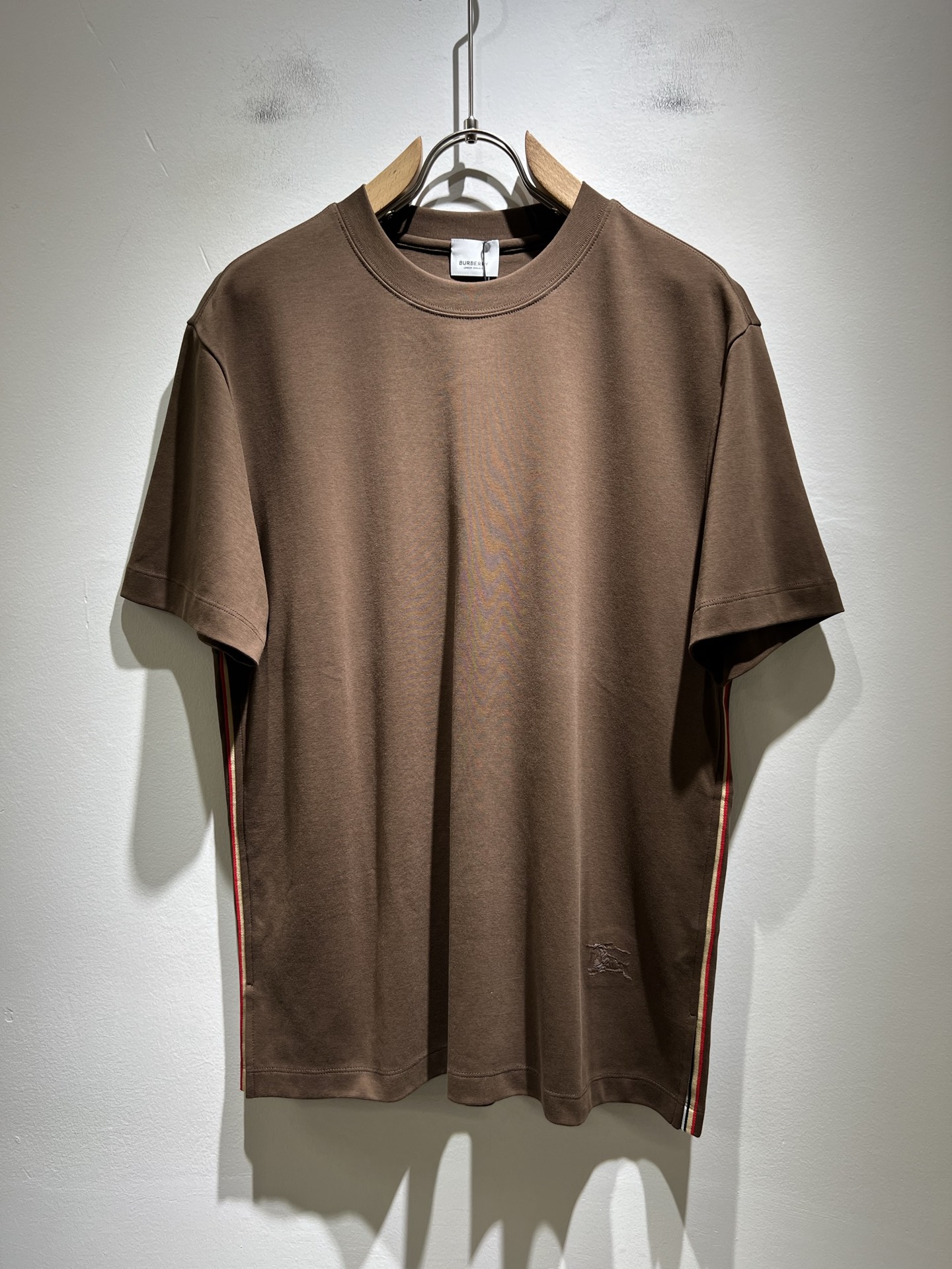 NO:461261,BURBER*Y Ba*li's new spring and summer 2025 short-sleeved T-shirt for men and women, is coming, and is made of a popular environmentally friendly pure cotton fabric recently. It is a high-end outdoor sports and leisure series, which is very popular in sports!  BUR's latest special material, hem logo logo pattern embroidery design!  Fabric is also called memory cloth, which refers to fabrics with morphological memory functions. It instantly kills all versions on the market. It can only be said that it is not a level at all. Whether it is material, detail restoration and craftsmanship, you are not afraid of any challenges. Just to contribute wonderful products to everyone. As always, it is consistent. A style that implements the core concept of BUR will be closely tied to fashion, always maintaining perfection, a simple but not simple design style perfectly meets the outfit you need in daily life. Size: M-5XL, burberry, T-shirt, tees, t-shirt, alexander wang19860909BURBER*Y巴*莉2025春夏新品男女同款短袖T恤,重磅来袭,最近比较火热的环保纯棉面料制作而成,高端户外运动休闲系列,非常火热运动风潮！BUR最新研发的特殊材质,下摆标志logo图案刺绣设计！面料也叫记忆布,是指具有形态记忆功能的面料,秒杀市面上一切版本,只能说根本就不是一个级别的存在,不管是材质还是细节还原度以及工艺制作方面,不惧任何挑战,只为给大家奉献绝妙产物一如既往,始终如一,贯彻了BUR核心理念的一个款式将与时尚紧紧的捆绑在一起,时刻保持完美,简约而不简单的的设计风格,完美的满足了你日常所需要的穿搭.尺码:M-5XL,,burberry,T-shirt,tees，t-shirt,alexander wang,Men's clothing