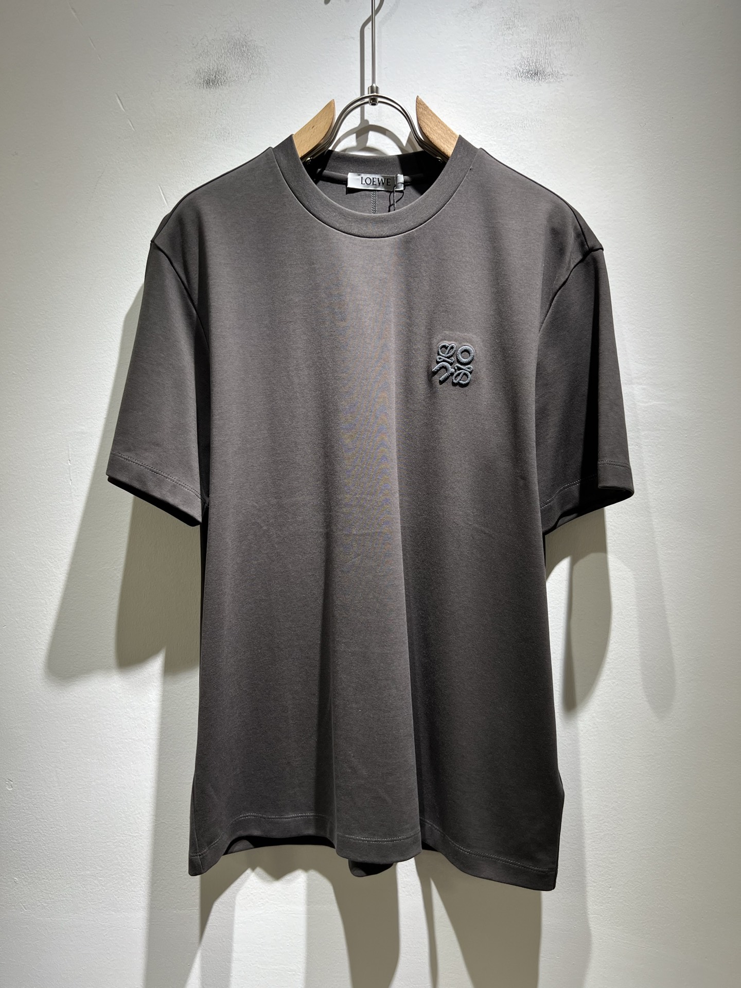 NO:463819,LOE*WE Luo*We 2025 spring and summer new short-sleeved T-shirt for men and women, original Italian order channel, very personalized and high-end style, logo logo pattern embroidery craft design!  Couple pure cotton short-sleeved T-shirt!  !  The latest fashion trends and popular products are here, and it is another simple and high-end fashion item. It is a fashion product with very high-end outfit charm. It is a must-have item for fashion trends!  Original Italian manufacturer channels, special-level orders, and released at the same time as Hong Kong, Macao and Taiwan buyers. This model is also the latest popular product of Luo Yiweijia this year and the most classic product. Its specifications and grades are beyond doubt!  !  The choice is very diverse, and it can be said that this model naturally has a fresh and natural feeling, showing the brand charm and high-end feeling. The texture of this model is very good, and the heavy weight and brilliant skin-friendliness that can be seen with hands are even better, and it is a complete enjoyment of wearing!  !  Size: M-5XL, loewe, loewe, T-shirt,tees, t-shirt,alexander wang19860909LOE*WE罗*威 2025春夏新款男女同款短袖T恤,意大利原厂订单渠道,极具个性高级风,标志logo图案刺绣工艺设计！情侣款纯棉短袖T恤！！最新时尚潮流人气产物驾到,又是一款简约高级的时尚单品,穿搭魅力十分高级不俗的时尚产物 ,时尚潮流必备单品！意大利原厂渠道,特供级别订单,同步港澳台买手店发布,此款也是罗意威家今年的最新人气产物,也是最经典的产物,其规格跟档次更是毋庸置疑！！ 选择极具多样化,言而喻此款自然具备那种清新自然的感觉,彰显品牌魅力与高级感,此款的质感十分的到位,用手可以感知的重磅跟出彩亲肤程度更是上佳,十足的穿着享受！！尺码: M-5XL,,loewe,loewe,T-shirt,tees，t-shirt,alexander wang,Men's clothing