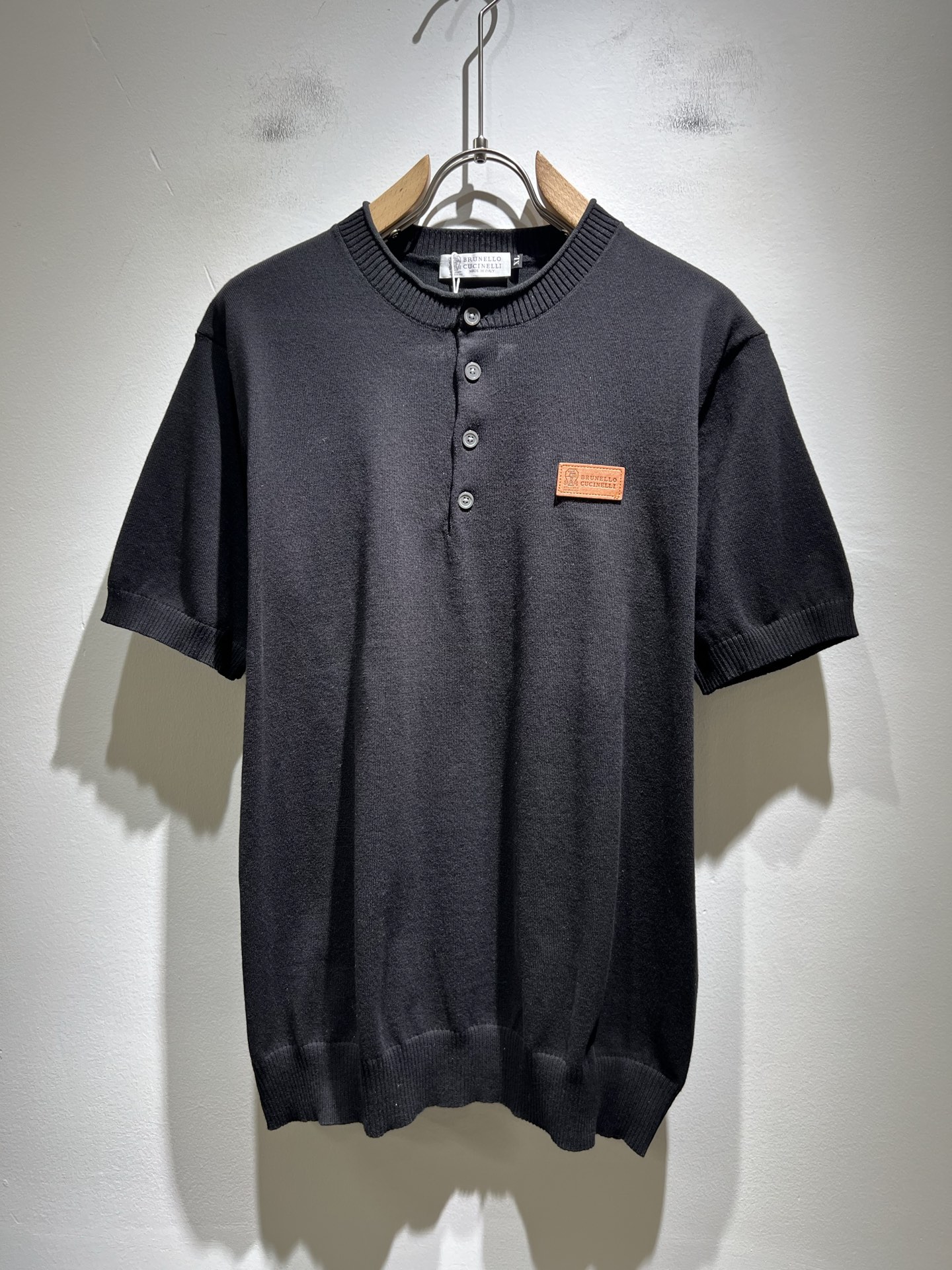 NO:461254,BC-Brunello Cucineli 2025 spring and summer new men's short-sleeved knitted Polo shirt, a fashionable and versatile item that many celebrities love to wear!  The logo on the chest is super good-looking. Friends who like classic and simple must not miss this one!  The calm and atmospheric brand style has always been favored by the upper class! It is also the best choice for fashionable items!  The upper body is so handsome, highly recommended!  !  !  In addition to its brand added value, the biggest attraction of this short sleeve is that this short sleeve has a high cost-effectiveness in terms of color and material!  Customized original exclusive knitted material design!  Environmentally friendly washing, customized fabrics, pre-shrinkage treatment to ensure a crisp style. The combed cotton fabric feels super soft and smooth and sweat-absorbing!  The wash water does not deform, the feel is comfortable and smooth, the upper body is soft and comfortable, the classic fashionable lapel design is simple and not complicated, and it is very pleasing to the eye!  Code number M-4XL, brunello cucinelli, T-shirt, alexander wang19860909BC-Brunello Cucineli 2025春夏新款男士短袖针织Polo衫,众多明星都爱穿的时尚百搭单品！胸前LOGO超级好看,喜欢经典简约的朋友,一定不能错过了这款！沉稳大气的品牌风格一直以来备受上层人士的青睐!也是时尚单品的不二之选！ 上身帅到爆了,强烈推荐！！！这件短袖最大的吸引力除了他本身的品牌附加值,更加肯定的是这款短袖无论在颜色搭配还是材质上都有很高的性价比！ 定制原版专属针织材质设计！环保水洗,定制面料,预缩处理,确保版型的挺括,精梳棉面料手感超柔顺滑又吸汗！洗水不变形,手感舒适顺滑,上身柔和舒适,经典的时尚翻领设计,精简不繁,很是耐看！码数M-4XL,,brunello cucinelli,T-shirt,alexander wang,Men's clothing