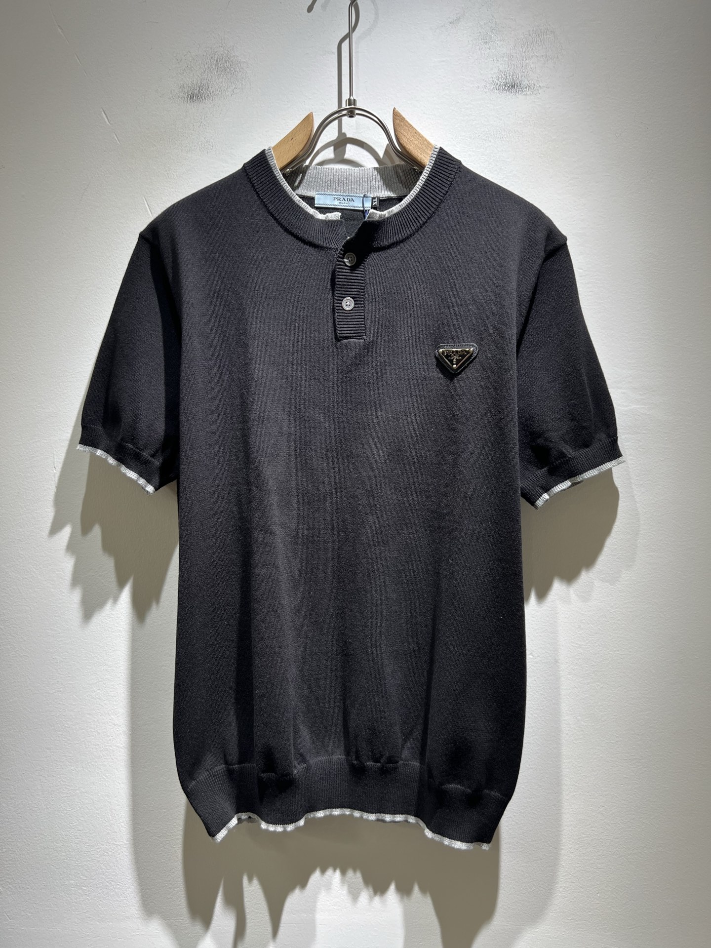 NO:461291,PRAD*A Pu*da 2025 spring and summer new men's short-sleeved knitted short-sleeved T-shirt, the latest model is exclusively available on the entire network!  !  ~ It is classic and fashionable and versatile, who doesn’t like it? It will show the classic again. It is very pleasing to the eye and comes with a low luxury halo and recognition!  Pr*da's traditional brand concept and modern advanced technology are perfectly combined. Coupled with the extremely modern and modern minimalist design, P's exclusive three-dimensional hardware logo badge pattern design!  Customized 100% imported knitted fabric!  The texture of this model is quite touching, the specifications and grades are known with tentacles. The degree of delicateness and breathability are top-notch!  Size M-4XL, prada, T-shirt,tees, t-shirt,alexander wang19860909PRAD*A普*达2025春夏新款男士短袖针织短袖T恤,最新款全网独家首上！！~既经典有时尚百搭,谁不爱啊,将经典再次展现,非常的耐看,自带低奢光环与辨识度！Pr*da传统的品牌理念和现代化的先进技术进行了完美结合.加上极其现代摩登风范的简约设计,p家专属立体五金logo徽章图案设计！定制百分百进口针织面料！此款的质感相当感人 触手便知规格档次 细腻程度与透气效果堪称顶级！尺码M-4XL,,prada,T-shirt,tees，t-shirt,alexander wang,Men's clothing