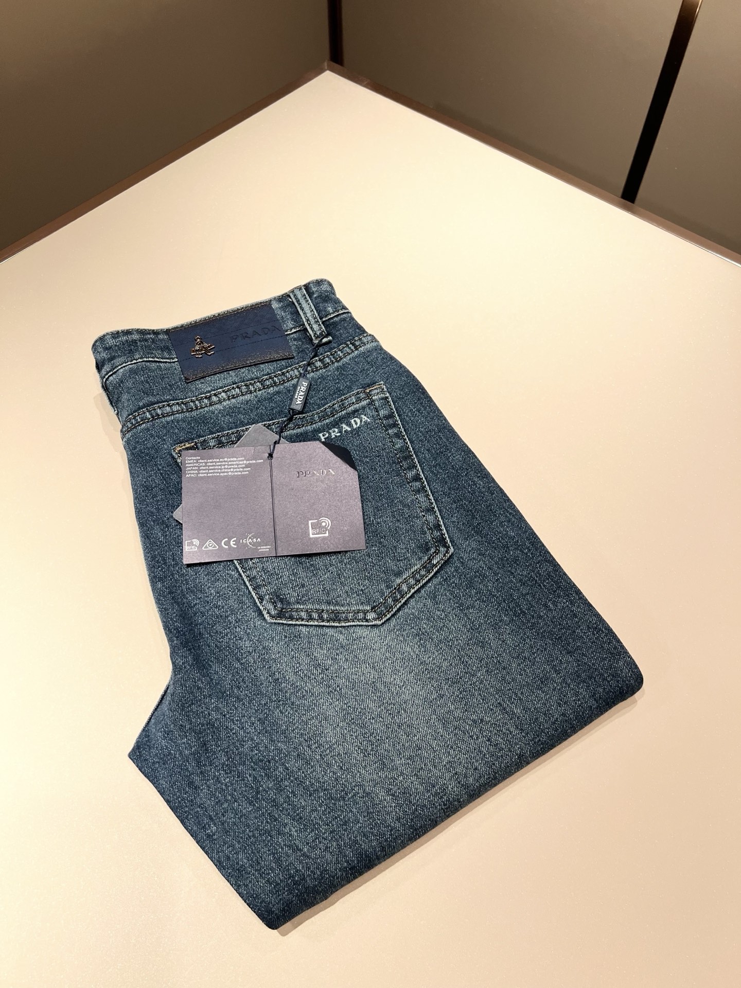 NO:458859,PRA*DA Prada 2025 early spring new product is available for sale!  Denim is high-end, versatile and pragmatic, and not sensational!  Limited editions in Hong Kong, Macao and Taiwan!  !  Three-dimensional cut cotton material!  The Taiwan foreign trade company undertakes the exquisite and delicate materials, which seems to be Prada's patented high-quality custom-made original hardware logo design!  Not only in the material, color and style, the life philosophy behind the design just fits the dual mentality of modern people's pursuit of personal practicality and fashion aesthetics, and achieves a perfect balance between function and aesthetics. It is not only the display of fashion trends, but also the ultimate of modern aesthetics. P's vision does not limit the indispensable components of the core value of fashion brands, another alternative to mature styles and sizes 29-40, prada, prada, alexander wang19860909PRA*DA 普拉达 2025早春新品发售！牛仔高级百搭实用主义不哗众取宠！港澳台地区限定款！！立体裁剪纯棉材质！台湾外贸公司承接、材质精致细腻似乎是普拉达专利品质上乘 定制原版五金logo设计！不仅在材料、颜色与款式工夫,设计背后的生活哲学正巧契合现代人追求切身实用与流行美观的双重心态,在机能与美学之间取得完美平衡,不但是时尚潮流的展现,更是现代美学的极致.P的视野并没有局限时尚品牌核心价值中不可或缺的组成部分、的另一种选择替代风格成熟、尺码29-40,,prada,prada,alexander wang,Men's clothing