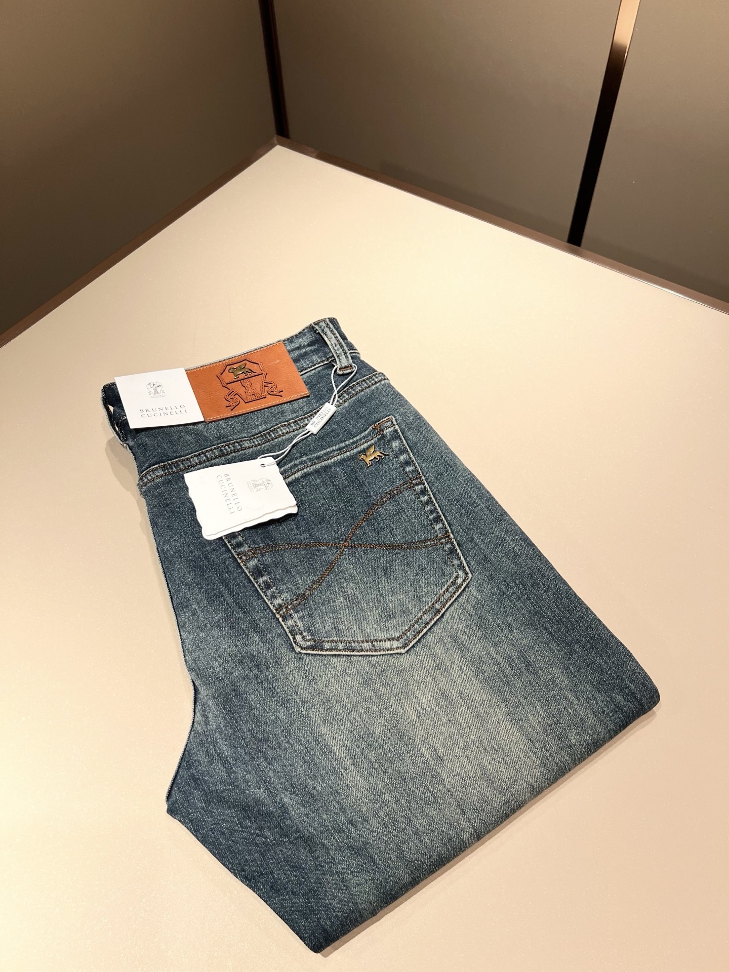 NO:458853,BC-Brunello Cucineli 2025 spring and summer new men's fashion high-end casual jeans, Hong Kong foreign business channel goods, original Japanese production, pure blood quality, perfectly continues the essence and genes of LOE*'s home. From the main fabric to the detailed craftsmanship, all show the ingenuity of quality, use multiple brand elements to interpret, and choose the precious cowhide material to build a logo waist brand design!  Identity manifestation that belongs to the soul!  Customer-supplied high-end imported pure cotton fabrics, very high-end and fashionable detailed craftsmanship, red ear cloth is completed by a specific antique loom. This element represents the identity and rank of jeans, which is very worthy of careful appreciation!  In terms of matching, it is invincible and explains the versatility in place, with ingenious details and exquisite accessories. The auxiliary materials are all provided by foreign merchants. They are tailored and slim, and the upper body is lifted with an excellent effect. They are a styling item that is hard to come by!  Size 29-40, brunello cucinelli,loewe,jeans,cowhide,alexander wang19860909BC-Brunello Cucineli 2025春夏新品男士时装款高端休闲牛仔裤,香港洋行渠道货,日本原厂出品,纯血统品质,完美延续了LOE*家的精髓与基因,从主体面料到细节工艺,无不彰显出品质的匠心所在,运用多个品牌元素标识来诠释,选取矜贵的牛皮材质构建logo腰牌设计！属于灵魂式的身份彰显！客供高级进口的纯棉面料,非常高级且时髦的细节工艺,赤耳布是由特定古董织布机完成,此元素代表着牛仔裤的身份及段位,非常值得细品悦人！在搭配上所向无敌,把百搭阐释到位,细节匠心考究,辅料皆为外商客供,剪裁合体修身,上身提臀效果绝佳,可遇而不可求的造型单品！尺码29-40,,brunello cucinelli,loewe,jeans,cowhide,alexander wang,Men's clothing