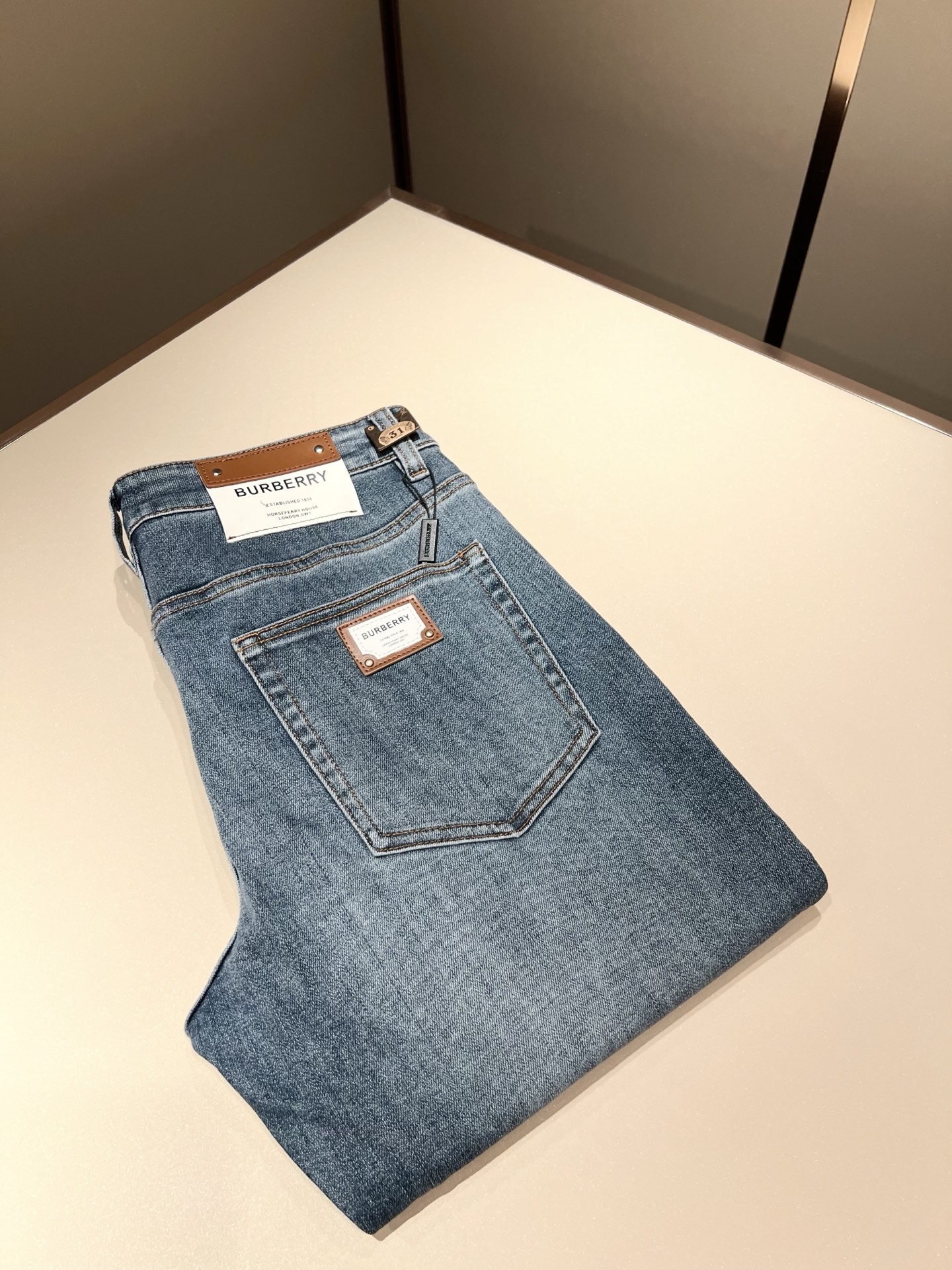 NO:458862,BURBER*Y Ba*li Spring and Summer 2025 New high-end casual and versatile jeans for men!  For BUR fans, such a grand classic design is enough to plant grass at a glance. It is the most handsome series among all BUR jeans this year. I only need to take a look and know that this will definitely be a hit product that has caused a sensation, and it is popular on the Internet. The classic slim three-dimensional tailoring style is equipped with the latest logo pattern waist brand craft design!  Very representative waist brand modification!  It simply and easily demonstrates the charm of the brand, and naturally presents specifications, grades, fashion and trendy effects. It matches the performance to easily create a high-end and high-end effect!  The top imported Japanese washing cowboy is made of cotton, and it is comfortable and breathable, and has a natural drape, which is suitable for all year round outfits!  !  This jeans are made of three-dimensional cut and straight-fitting style. The magic and practical wearability of the single match are understandable. Whether you are wearing daily clothes or appearing on the high street, it is the best choice. It is super charming!  It also demonstrates the authentic BUR original flavor, and it also perfectly shows its specifications and rank!  Obviously, this is a big and powerful product that you must collect. Whether you are a fan of BUR or not, you must collect this product and highly recommend it!  Size 29-40, Burberry, jeans, alexander wang19860909BURBER*Y巴*莉 2025春夏 新品男士高端休闲百搭牛仔裤！对于BUR粉丝来说,这样大气的经典设计足矣一眼种草,是今年BUR所有牛仔裤当中最帅的一个系列,我只需要看一眼就知道,这绝对会是一个引起轰动的爆款,而且全网风靡,经典的修身立体剪裁版型打造,配置了最新的logo图案腰牌工艺设计！极具代表性腰牌修饰！简单轻松的彰显出品牌魅力所在,自然而然的呈现规格,档次,时髦以及新潮效果,搭配性能满分,轻松穿出高级感与高端效果！顶级的进口日本洗水牛仔棉质打造,并舒适透气感满分,且垂感自然,适合一年四季的穿搭所需！！此款牛仔裤采用了立体裁剪小直筒版型打造,其单配魔力与实穿性是无可厚非的,不管你是日常穿搭还是高街出镜都是不二之选,超具魅力！更是彰显了地地道道的的BUR原味,同时也是完美的展现了其规格和段位所在！很显然,这是一款绝对要收的重磅好货,不管你是不是BUR的粉丝,此款你都必须要收,极力推荐的好货！尺码29-40,,burberry,jeans,alexander wang,Men's clothing