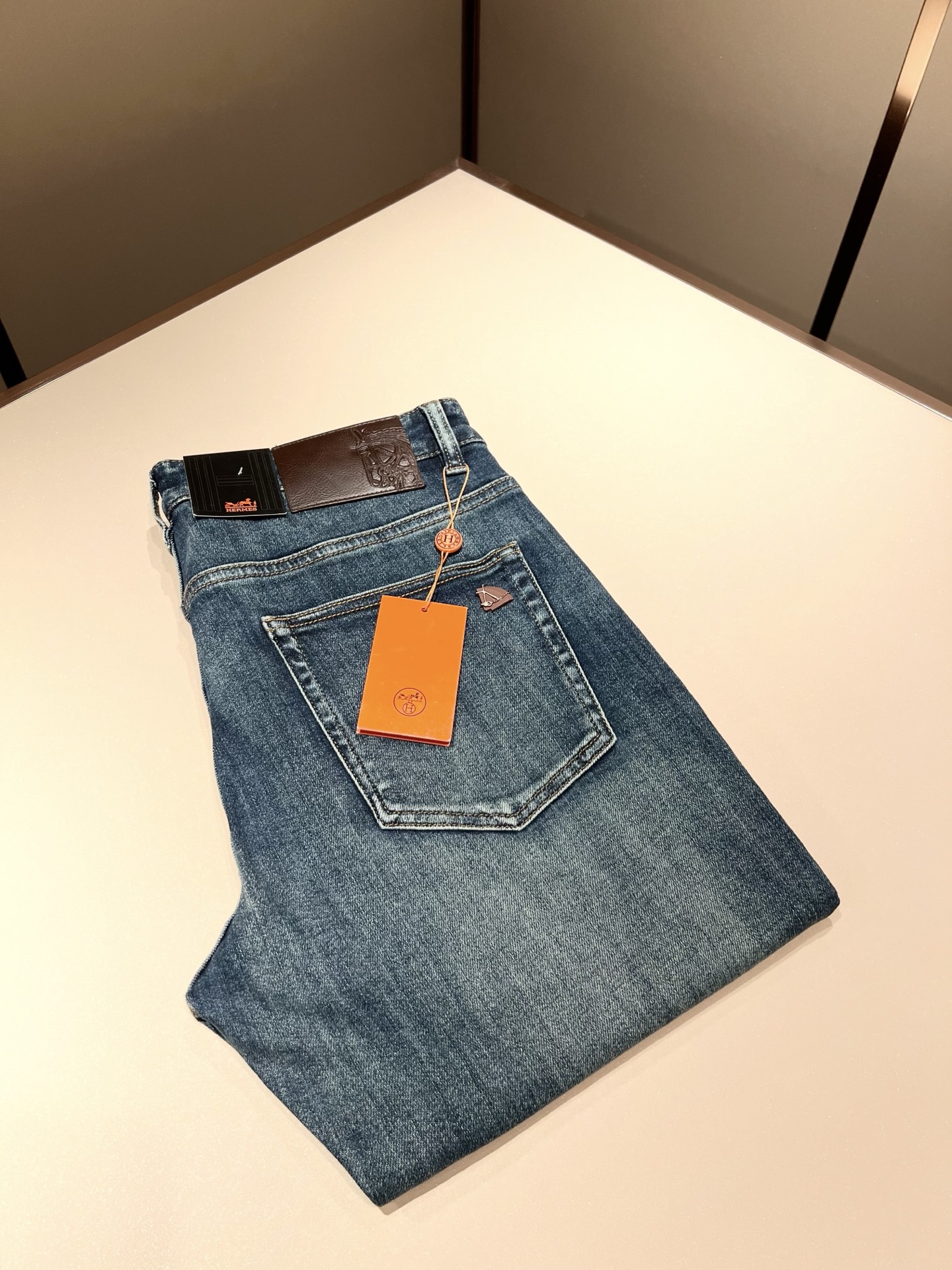 NO:458856,HERM*S AES 2025 Spring and Summer Men's High-end Tanning Washed Small Straight Jeans Overseas Trading Company Channel Order!  Men's slim straight jeans!  Shanghai Henglong store is on sale!  It is high-end, simple, and has exquisite craftsmanship and materials. It is very rigorous and demanding in pursuit of quality. It uses every detail to prove its brand image!  The typical essence of H's home, with a very representative logo design!  The brand image of H's home is perfectly explained, and the signature leather brand is also quite amazing. It has built a brand LOGO, and the fabric has been perfectly transformed and sublimated. It has a heavy environmentally friendly plant enzyme washing process. The texture has a unique retro style and is quite outstanding. It is recognized as a universal and versatile color number and can withstand the test of any season.  Well-tailed, clean, refreshing and neat!  Size 29-40, hermes, jeans, alexander wang19860909HERM*S爱*仕 2025春夏男士高端丹宁水洗小直筒牛仔裤 海外贸易公司渠道订单 ！男士修身直筒牛仔裤！上海恒隆店在售！高级、简约,工艺和用料方面都颇为考究,对于品质的追求非常严谨和苛刻,用每一个细节来力证自身品牌形象！H家的典型精髓,极具代表性标志logo腰牌设计！将H家的品牌形象完美阐释出来,招牌式的皮牌亦颇为惊艳,构建出品牌LOGO,面料得到完美蜕变和升华,重磅环保植物酵素水洗工艺,肌理有着独特的复古风格,相当出彩,公认的万能百搭色号,经得住任何季节的考验配色！剪裁精良,干净清爽且利落！尺码29-40,,hermes,jeans,alexander wang,Men's clothing