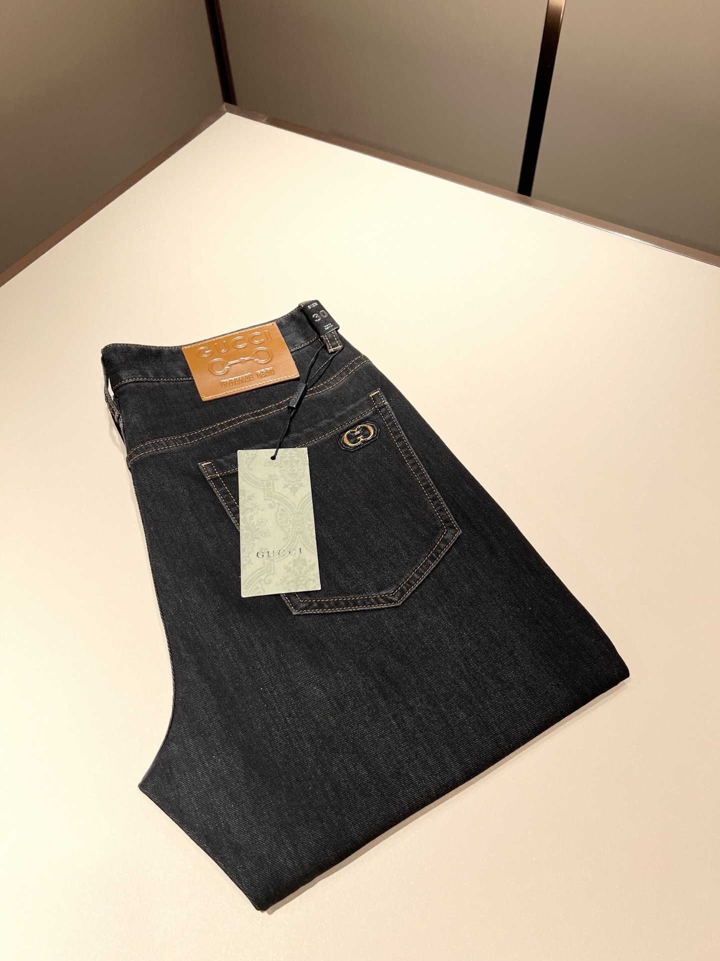 NO:458850,Guc* Gucci 2025 spring and summer new product for men's high-end casual and versatile four-season commuting slim tailoring jeans!  For fans, such a grand classic design is enough to plant grass at a glance. It is the most handsome series of all jeans this year. I only need to take a look and know that this will definitely be a sensational hit, and it is popular on the Internet. The classic slim three-dimensional tailoring style is equipped with the latest logo pattern waist brand craft design!  Very representative waist brand modification!  It simply and easily demonstrates the charm of the brand, and naturally presents specifications, grades, fashion and trendy effects. It matches the performance to easily create a high-end and high-end effect!  The top imported Japanese washing cowboy is made of cotton, and it is comfortable and breathable, and has a natural drape, which is suitable for all year round outfits!  !  This jeans are made of three-dimensional cut and straight-fitting style. The magic and practical wearability of the single match are understandable. Whether you are wearing daily clothes or appearing on the high street, it is the best choice. It is super charming!  It also demonstrates the authentic BUR original flavor, and it also perfectly shows its specifications and rank!  Obviously, this is a big and powerful product that you must collect. You must collect this product and highly recommend it!  Size 30-40 37 39, burberry, gucci, jeans, alexander wang19860909Guc*古奇 2025春夏新品男士高端休闲百搭四季通勤修身剪裁牛仔裤！对于粉丝来说,这样大气的经典设计足矣一眼种草,是今年所有牛仔裤当中最帅的一个系列,我只需要看一眼就知道,这绝对会是一个引起轰动的爆款,而且全网风靡,经典的修身立体剪裁版型打造,配置了最新的logo图案腰牌工艺设计！极具代表性腰牌修饰！简单轻松的彰显出品牌魅力所在,自然而然的呈现规格,档次,时髦以及新潮效果,搭配性能满分,轻松穿出高级感与高端效果！顶级的进口日本洗水牛仔棉质打造,并舒适透气感满分,且垂感自然,适合一年四季的穿搭所需！！此款牛仔裤采用了立体裁剪小直筒版型打造,其单配魔力与实穿性是无可厚非的,不管你是日常穿搭还是高街出镜都是不二之选,超具魅力！更是彰显了地地道道的的BUR原味,同时也是完美的展现了其规格和段位所在！很显然,这是一款绝对要收的重磅好货,此款你都必须要收,极力推荐的好货！尺码30-40 37 39,,burberry,gucci,jeans,alexander wang,Men's clothing