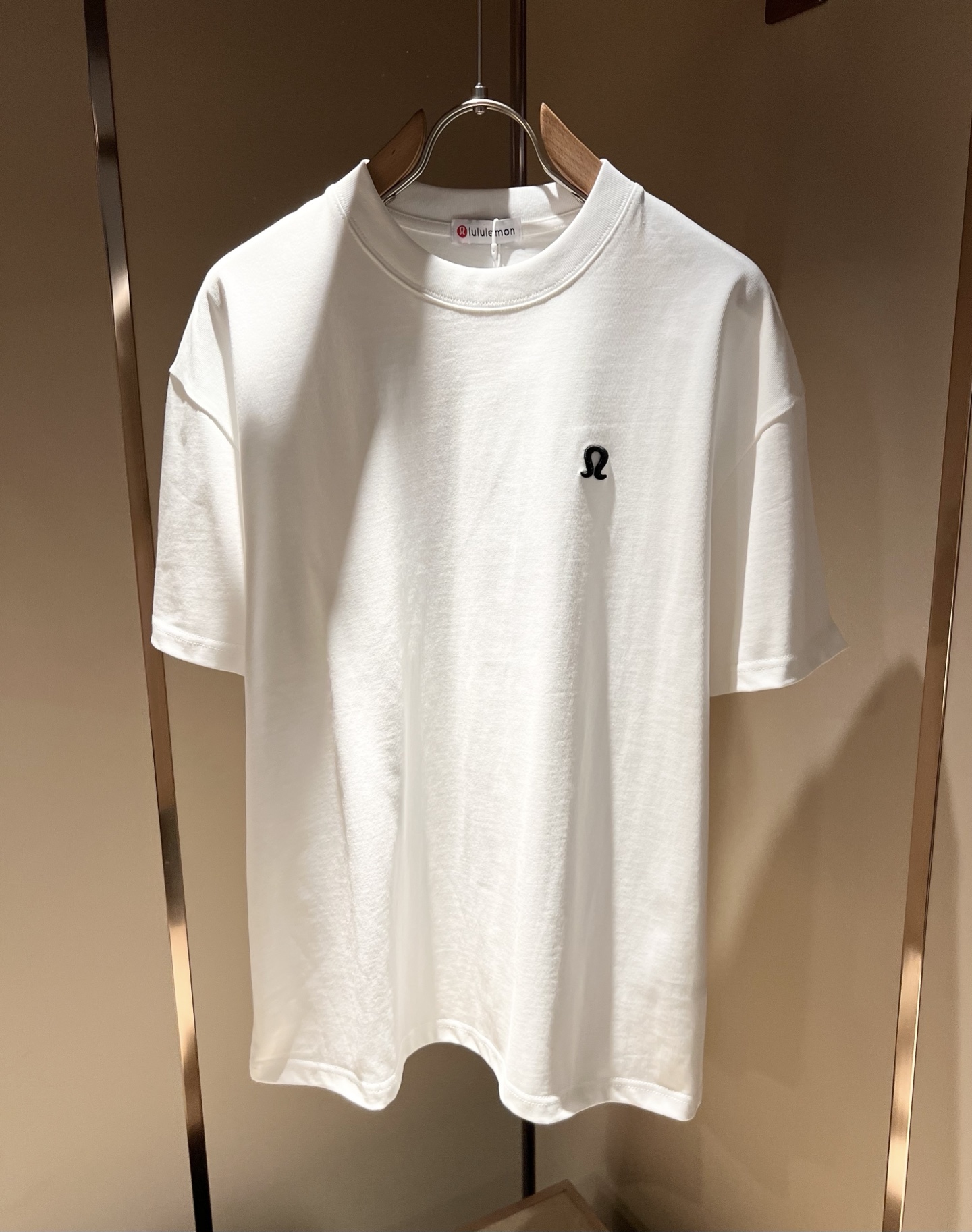 NO:458854,lululemon 2025 spring and summer new short-sleeved T-shirt for men and women, original Italian order channel, very personalized and high-end style, logo pattern glue pressing technology design!  Couple pure cotton short-sleeved T-shirt!  !  The latest fashion trends and popular products are here, and it is another simple and high-end fashion item. It is a fashion product with very high-end outfit charm. It is a must-have item for fashion trends!  Original Italian manufacturer channels, special-level orders, and released at the same time as Hong Kong, Macao and Taiwan buyers. This model is also the latest popular product of Luo Yiweijia this year and the most classic product. Its specifications and grades are beyond doubt!  !  The choice is very diverse, and it can be said that this model naturally has a fresh and natural feeling, showing the brand charm and high-end feeling. The texture of this model is very good, and the heavy weight and brilliant skin-friendliness that can be seen with hands are even better, and it is a complete enjoyment of wearing!  !  Size: M-3XL, loewe, T-shirt,tees, t-shirt,alexander wang19860909lululemon 露露乐蒙 2025春夏新款男女同款短袖T恤,意大利原厂订单渠道,极具个性高级风,标志logo图案压胶工艺设计！情侣款纯棉短袖T恤！！最新时尚潮流人气产物驾到,又是一款简约高级的时尚单品,穿搭魅力十分高级不俗的时尚产物 ,时尚潮流必备单品！意大利原厂渠道,特供级别订单,同步港澳台买手店发布,此款也是罗意威家今年的最新人气产物,也是最经典的产物,其规格跟档次更是毋庸置疑！！ 选择极具多样化,言而喻此款自然具备那种清新自然的感觉,彰显品牌魅力与高级感,此款的质感十分的到位,用手可以感知的重磅跟出彩亲肤程度更是上佳,十足的穿着享受！！尺码: M-3XL,,loewe,T-shirt,tees，t-shirt,alexander wang,Men's clothing