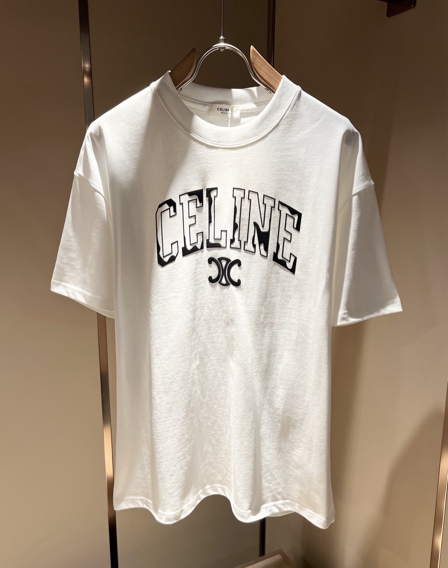 NO:458842,CELIN*Serin 2025 spring and summer new fashionable casual round neck short-sleeved T-shirt, classic couple short-sleeved T-shirt for men and women!  Trading companies have sparse channels and are released on the official website at the same time!  25-year-old fashion new styles are recommended. CE, which is increasingly bursting into new young forces, is indeed exciting to keep the classics while constantly integrating younger elements!  This short Tee, which is newly released in early spring, has a classic logo on the chest compression process design!  The contrasting collar design with simple and high-end colors is enough to highlight a brand new theme, and the style setting that takes into account both retro and fashionable can cope with all kinds of temperament styles!  The logo has clear three-dimensional details, highlighting the perfect quality and texture!  Customer-supplied custom-woven cotton fabrics, and they are super white in color. Everyone should hurry up and take them away!  Size M-3XL, celine, T-shirt,tees, t-shirt,alexander wang19860909CELIN*瑟琳 2025春夏新款时尚休闲圆领短袖T恤,经典男女同款情侣短袖T恤衫！贸易公司渠道稀出,同步官网发售！25年早春时尚新款推荐,越来越向年轻新势力迸发的CE,除了保留经典的同时,不断融入年轻化元素,确实令人期待！这款早春最新发售的短Tee,胸前经典Logo压胶工艺设计！搭色简约而又不失高级感的撞色领口设计,足以凸显出全新的主题,复古与时髦兼顾的风格设定,可以应对各种气质范儿穿搭！logo清晰立体的细节,凸显完美的品相与质感！客供定织全棉面料,并且超级显白配色,各位抓紧时间带走吧！尺码M-3XL,,celine,T-shirt,tees，t-shirt,alexander wang,Men's clothing