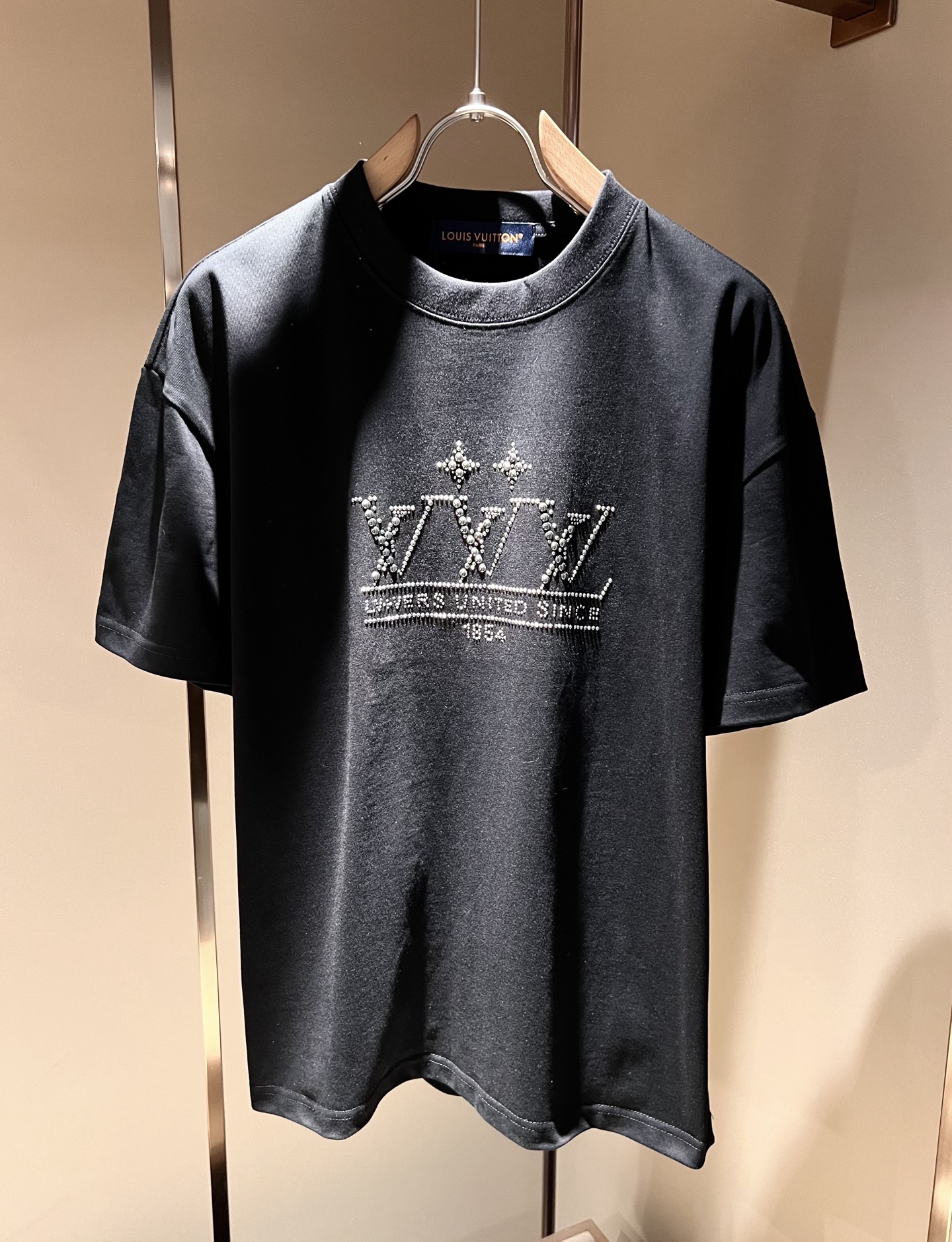 NO:463752,LouisVuitt*Louis*Deng The new series of spring and summer 2025 products are launched, a very fashionable and avant-garde short-sleeved T-shirt for men and women, with logo pattern modifications!  Different from the past, it declares the design concept that has been passed down for many years in the brand!  Its eye-catchingness is no less than any classic style, perfectly presenting the fashionable, high-end and luxurious feeling in front of the world!  Made of imported cotton materials, selected high-quality pure cotton fabrics, soft and soft to the touch, the real thing is definitely beyond your imagination, close to the body and breathable, even if you sweat profusely, you will not feel greasy or stuffy, and will bring sweating and moisture absorption to the extreme!  Size M-3XL, louis vuitton,louis vuitton,t-shirt,tees,t-shirt,alexander wang19860909LouisVuitt*路易*登 2025春夏全新系列单品上线,非常时髦前卫的一款男女同款短袖T恤,标识logo图案修饰！区别于以往的不同,宣示品牌传承多年的设计理念！其吸睛度完全不亚于任何经典款式,将时髦高级感与奢华感完美呈现在世人眼前！客供进口全棉材质制成,精选优质纯棉面料,触感软糯亲肤细腻,实物到手绝对超乎你的想象,贴身无比舒适透气,即便是汗流浃背也不会有腻身及闷热感可言,将排汗吸湿性发挥到了极致！尺码M-3XL,,louis vuitton,louis vuitton,T-shirt,tees，t-shirt,alexander wang,Men's clothing