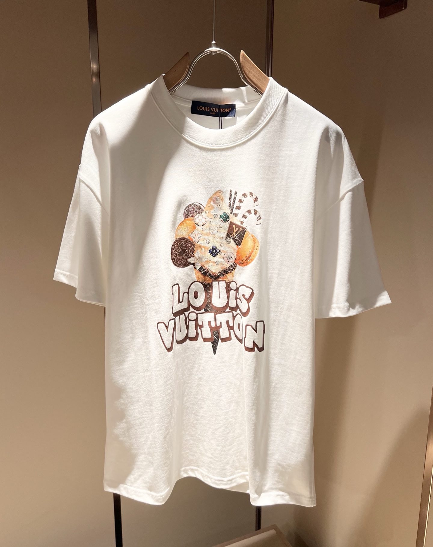 NO:463791,LouisVuitt*Louis*Deng The new series of spring and summer 2025 products are launched, a very fashionable and avant-garde short-sleeved T-shirt for men and women, with logo logo pattern and printing decoration!  Different from the past, it declares the design concept that has been passed down for many years in the brand!  Its eye-catchingness is no less than any classic style, perfectly presenting the fashionable, high-end and luxurious feeling in front of the world!  Made of imported cotton materials, selected high-quality pure cotton fabrics, soft and soft to the touch, the real thing is definitely beyond your imagination, close to the body and breathable, even if you sweat profusely, you will not feel greasy or stuffy, and will bring sweating and moisture absorption to the extreme!  Size M-3XL, louis vuitton,louis vuitton,t-shirt,tees,t-shirt,alexander wang19860909LouisVuitt*路易*登 2025春夏全新系列单品上线,非常时髦前卫的一款男女同款短袖T恤,标识logo图案印花修饰！区别于以往的不同,宣示品牌传承多年的设计理念！其吸睛度完全不亚于任何经典款式,将时髦高级感与奢华感完美呈现在世人眼前！客供进口全棉材质制成,精选优质纯棉面料,触感软糯亲肤细腻,实物到手绝对超乎你的想象,贴身无比舒适透气,即便是汗流浃背也不会有腻身及闷热感可言,将排汗吸湿性发挥到了极致！尺码M-3XL,,louis vuitton,louis vuitton,T-shirt,tees，t-shirt,alexander wang,Men's clothing