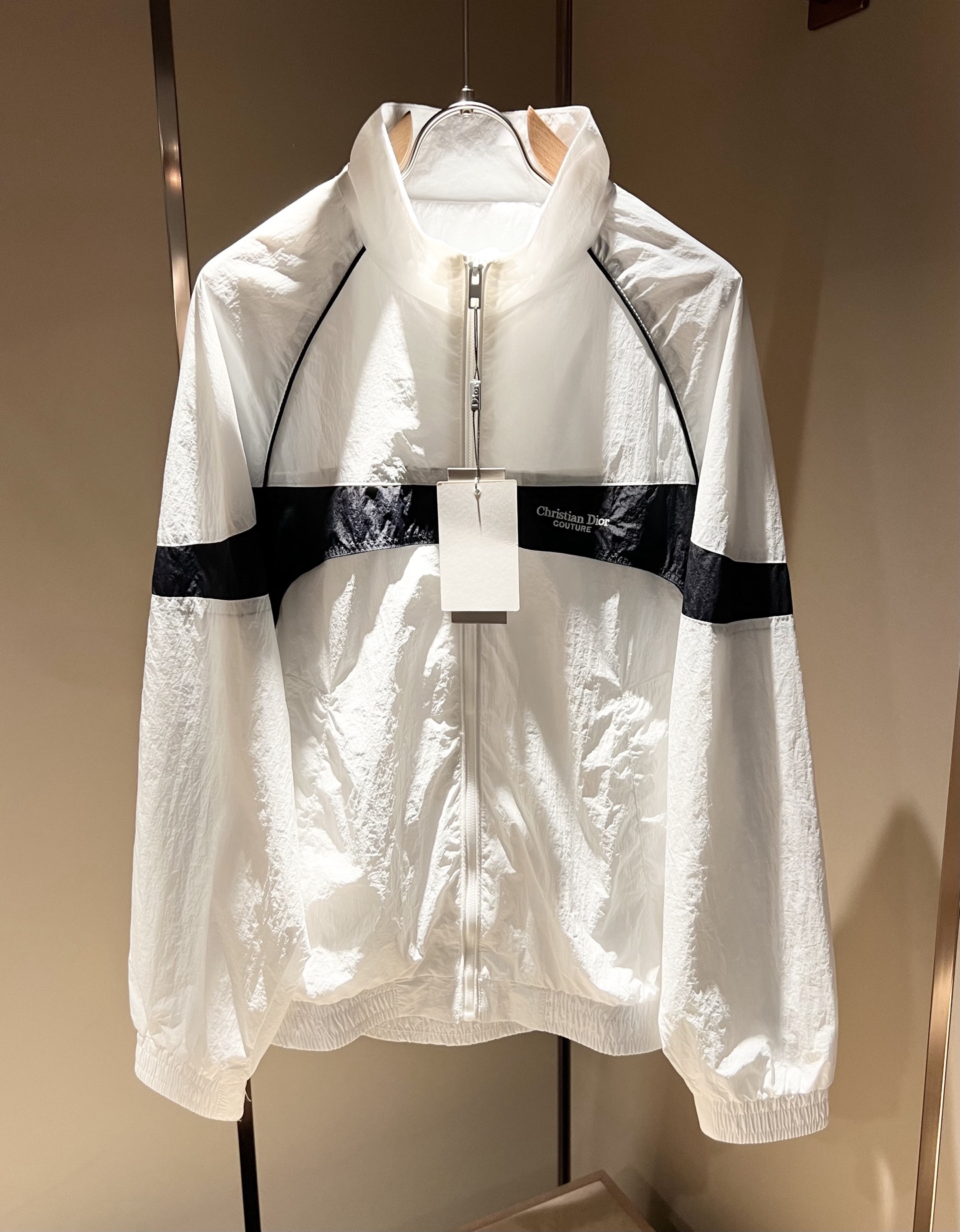 NO:458837,BALENCI*GA Paris* Home 2025 spring and summer casual jacket, the latest fashionable casual suit, trading company channels are rare, and it is released on the official website. The most anticipated high-quality products of the male god and goddess are coming, making you feel what it means to be truly high and luxurious! The upper body is comfortable, light and not stuffy, and customized polyester fiber fabric!  Give you the most enjoyable dressing experience!  Logo printing pattern design!  Perfectly enhance the overall sense of luxury and class, and you can get a high-end luxury atmosphere at a glance! The basic conventional hooded jacket style cut is versatile and simple, and it is easy to deal with various occasions and environments. It is undoubtedly a must-have item for daily commuting! Size M-3XL, balenciaga, jackets & coats, jackets & coats, hats, alexander wang19860909BALENCI*GA巴黎*家 2025春夏休闲夹克外套,最新时尚休闲套装,贸易公司渠道稀出,同步官网发售,男神女神最为期待的精品狠货重磅来袭,让你感受到什么叫真正的高奢有内涵!上身舒适轻盈不闷热, 定制聚酯纤维面料！给你最为享受的穿着体验！Logo印花图案设计！完美提升了整体的奢华档次感,一眼就能Get到的高端奢华气息!基础常规的连帽夹克版型裁剪,上身百搭简约不挑人,轻松应对各种场合与环境,属于日常通勤必备的臻品无疑!尺码M-3XL,,balenciaga,jackets & coats,jackets & coats,hats,alexander wang,Men's clothing