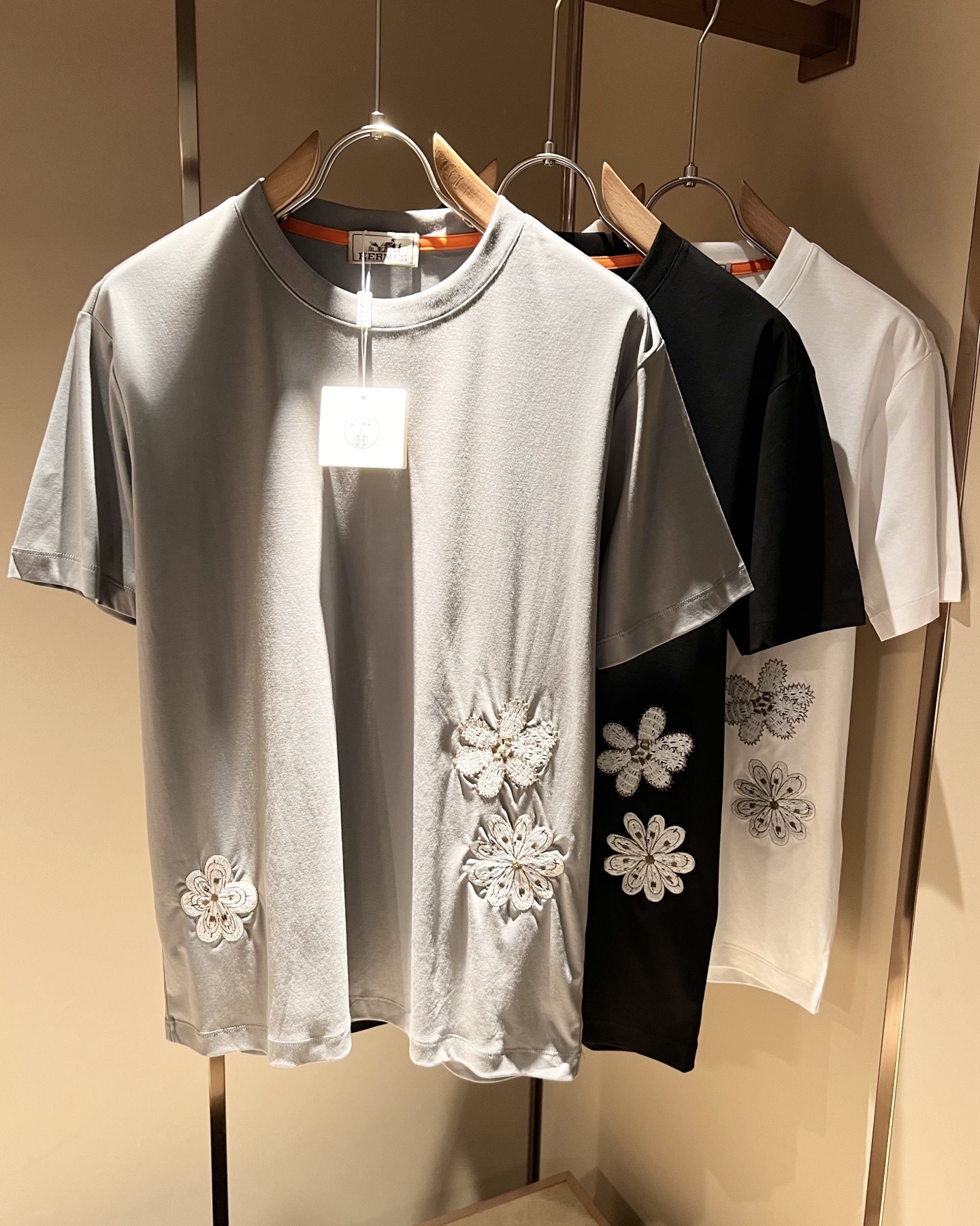 NO:458848,Her*mes 2025 spring and summer new men's short-sleeved T-shirt, a new upgraded versatile basic style, low-key and luxurious, and a choice of character!  Select high-quality and selected pure cotton fabrics!  Created, enjoy a relaxed and comfortable wearing experience, with super vertical performance, and has a strong sense of art. The iconic logo embroidery craftsmanship is designed with meticulous craftsmanship and high recognition, showing the new brand micro-label culture!  Classic perfect layout design, precise and in place for cutting. Simple and atmospheric style, and can show fashionable charm in daily leisure life. Size M-3XL, T-shirt,tees, t-shirt,alexander wang19860909Her*mes爱*仕2025春夏新款男士短袖T恤,全新升级百搭基础款,低调奢华,品格之选！甄选优质精选纯棉面料！打造而成,享受轻松自在的穿着体验,有着超强的垂直性能 艺术感极强标志性logo刺绣工艺设计,工艺细致,辨识度极高,展现全新品牌微标文化！经典完美版型设计,在裁剪上精准到位.简约大气风格,又能在日常休闲生活中展现时尚魅力.尺码M-3XL,,T-shirt,tees，t-shirt,alexander wang,Men's clothing