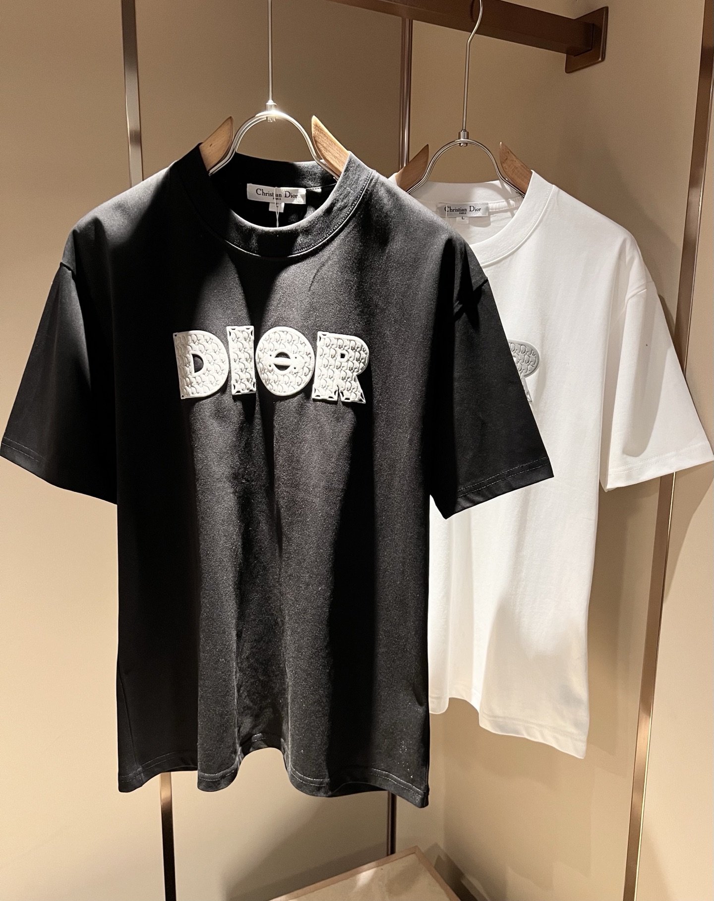 NO:458839,Dio*Dijia 2025 spring and summer new short-sleeved T-shirt for men and women, and the counter is available at the same time!  Customized exclusive 260g pure cotton fabric, customized original craft threads, chest logo pattern glue pressing technology design!  Simple and generous, calm and versatile, extremely high-end, perfectly integrated with fashion and style, a top fashionable style that perfectly suits the outside wear!  The overall feeling is natural!  The ultimate classic versatile short-sleeved T-shirt is designed with the latest three-dimensional letter logo print elements!  The ultimate perfection of heavy industry!  Fans who pursue high quality are please buy them by themselves, and all fans who know the goods are invited to appreciate this model together!  !  Color black white Size M-4XL,,dior,dior,T-shirt,tees,t-shirt,alexander wang19860909Dio*迪家 2025春夏新款男女同款短袖T恤,专柜同步发售！定制专属260克纯棉面料,定制原版工艺螺纹,胸前logo图案压胶工艺设计！简约大方,从容百搭,档次极高,完美融入时尚还有风情感一款完美符合外穿的顶尖时髦气质款！整体给人浑然天成的感觉！极致经典的百搭型短袖T恤,采用最新的立体字母logo印花元素设计！极致的重工极致的完美！追求高品质的粉丝们请自行抢购,诚邀所有识货的粉丝一同鉴赏此款！！颜色黑色 白色 尺码M-4XL,,dior,dior,T-shirt,tees，t-shirt,alexander wang,Men's clothing