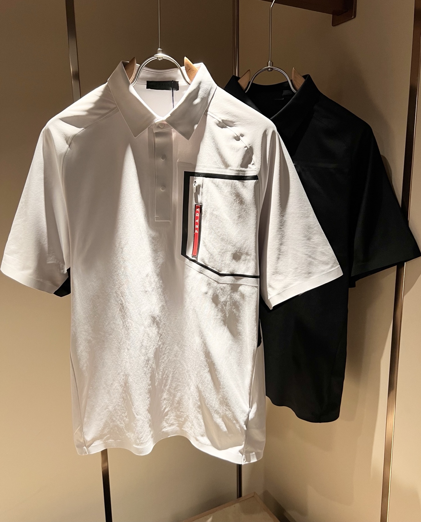 NO:458836,Prad*Pu*da 2025 spring and summer new classic element short-sleeved Polo shirt, a classic and elegant style, the kind that can be worn for ten years, you must collect a few pieces, and you must collect the rare and exquisite style!  A good taste!  It is 100% imported top-grade elastic spandex fabric in any season!  Fine weaving!  solid!  One of the best cottons recognized in the world!  The texture is perfect! The chest glue-pressing logo design!  Perfectly enrich everyone's visual sense!  Make you feel clean and neat!  Fashionable and beautiful!  !  Only by wearing Prada's short-sleeved shirt can you know what is worth it!  PRADA has always been a quality life pursued by European aristocrats and upper class scholars. This simple and casual versatile T-shirt is a personal luxury item with fashionable colors. Luxury materials and rigorous craftsmanship are the main tools for PRADA to attract fans. The flat and stylish round neck is warm, comfortable and easy to wear, with its own tone and handsome, and it is truly a world-class style!  The brand's design details are very exquisite, the upper body is light and stylish, and you have to buy the latest T-shirt every season. Faced with this consumable, it will save you the trouble of going out and outfitting. There are many letter T-shirts on the market, but this one is still rare to see. The streamlined tailoring and a light casual and artistic temperament give you enough spring to arrange the surface. Every person who pursues fashion, you might as well try it on the upper body!  Size M-5XL, prada, prada, T-shirt,tees, t-shirt,alexander wang19860909Prad*普*达 2025春夏季新款经典元素短袖Polo衫,经典大方的款式,可以穿十年都还是流行的那种,你一定要收藏几件,难得精致极致的款,你一定要收！好品味的一件！重要到哪个季节都绕不开它百分百进口顶级弹力氨纶面料！织法精细！结实！世界公认最好的棉之一！手感质感都极完美! 胸口压胶logo设计！完美的丰富大家的视觉感！让你感觉干净利落！时尚又好看！！穿上普拉达的这款短袖,才知道什么是人间太值得！PRADA一直都是欧洲贵族和上流社会雅士追求的品质生活这款简易休闲百搭T恤更是穿出个人奢侈的单品色彩时尚 奢侈的材质和严谨的工艺是PRADA圈粉的主要利器平整有型的圆领,版型温暖舒适好穿又好搭,自带腔调和帅气,真正的一款打天下！品牌的设计细节十分考究,上身轻便有型,每季都要入手最新的T恤,面对这种消耗品,直接省了你出门穿搭的烦恼,市面上的字母T恤有很多,但这款还很难得一见了,信手拈来的流线剪裁,淡淡的休闲文艺气质,给足春日的排面,每个对时髦度有追求的你,都不妨上身一试！尺码M-5XL,,prada,prada,T-shirt,tees，t-shirt,alexander wang,Men's clothing