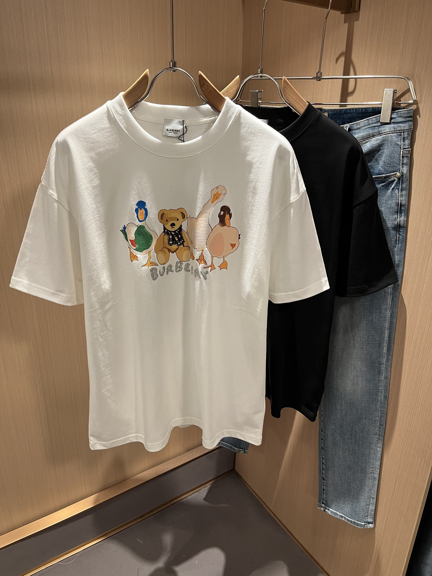 NO:461183,BURBER*Y Ba*li's new spring and summer 2025 short-sleeved T-shirt for men and women, is coming, and is made of a popular environmentally friendly pure cotton fabric recently. It is a high-end outdoor sports and leisure series, which is very popular in sports!  BUR's latest special material, logo pattern printing design!  Fabric is also called memory cloth, which refers to fabrics with morphological memory functions. It instantly kills all versions on the market. It can only be said that it is not a level of existence at all. Whether it is material, detail restoration and craftsmanship, you are not afraid of any challenges. Just to contribute wonderful products to everyone. As always, it is consistent. A style that implements the core concept of BUR will be closely tied to fashion, always maintaining perfection, a simple but not simple design style perfectly meets the outfit you need in daily life. Size: M-3XL, burberry, T-shirt, tees, t-shirt, alexander wang19860909BURBER*Y巴*莉2025春夏新品男女同款短袖T恤,重磅来袭,最近比较火热的环保纯棉面料制作而成,高端户外运动休闲系列,非常火热运动风潮！BUR最新研发的特殊材质,标志logo图案印花设计！面料也叫记忆布,是指具有形态记忆功能的面料,秒杀市面上一切版本,只能说根本就不是一个级别的存在,不管是材质还是细节还原度以及工艺制作方面,不惧任何挑战,只为给大家奉献绝妙产物一如既往,始终如一,贯彻了BUR核心理念的一个款式将与时尚紧紧的捆绑在一起,时刻保持完美,简约而不简单的的设计风格,完美的满足了你日常所需要的穿搭.尺码:M-3XL,,burberry,T-shirt,tees，t-shirt,alexander wang,Men's clothing